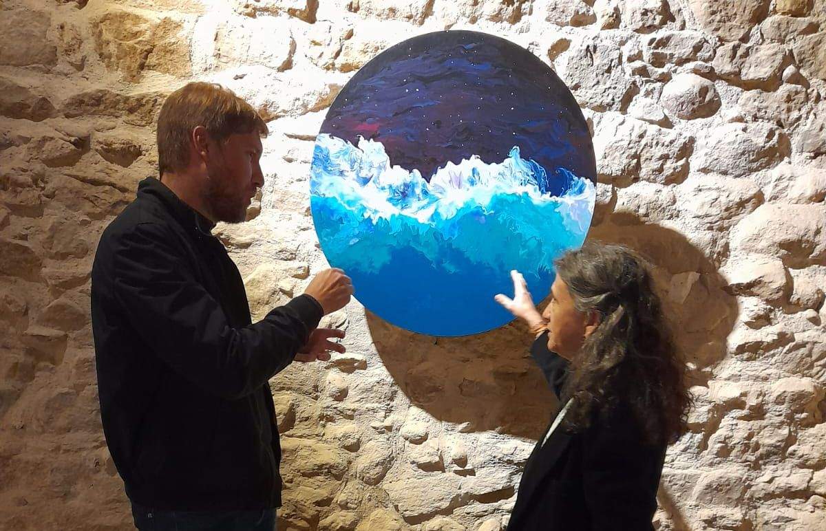 Marcel Iglesias y Marta Dyigme con una de sus obras.