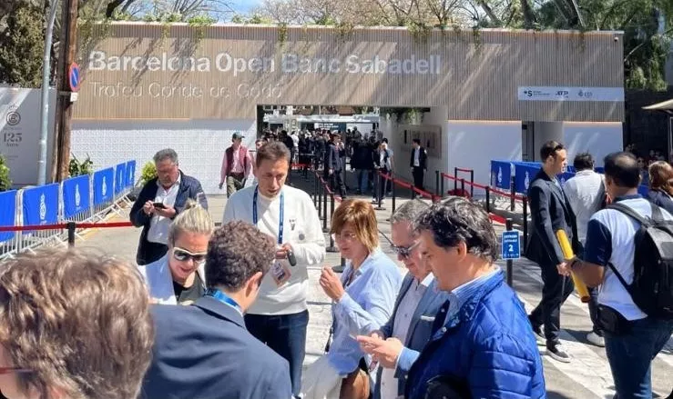 Una parte de la delegación del Huesca, ante las puertas del Conde de Godó