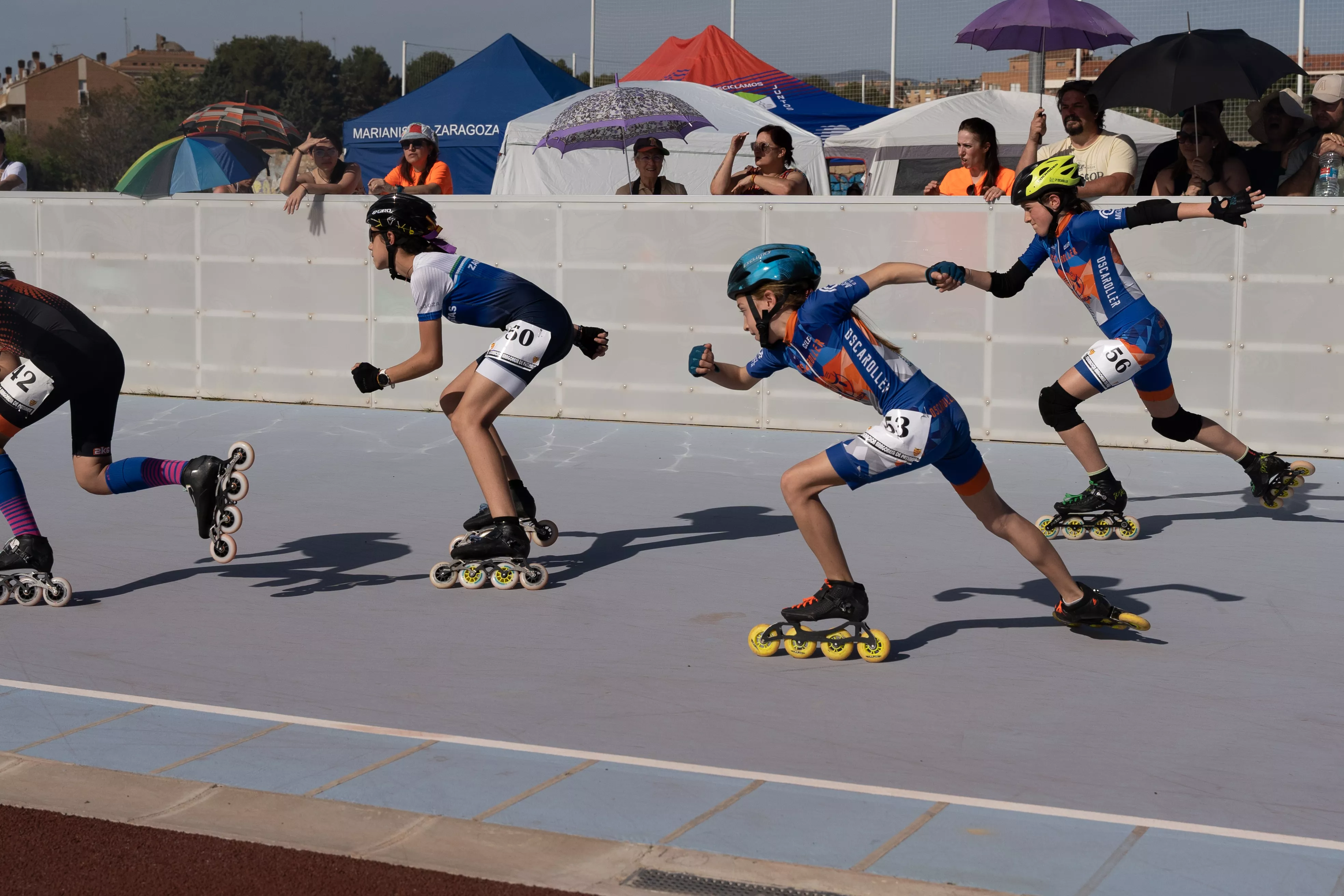 Alevines femeninos en pista