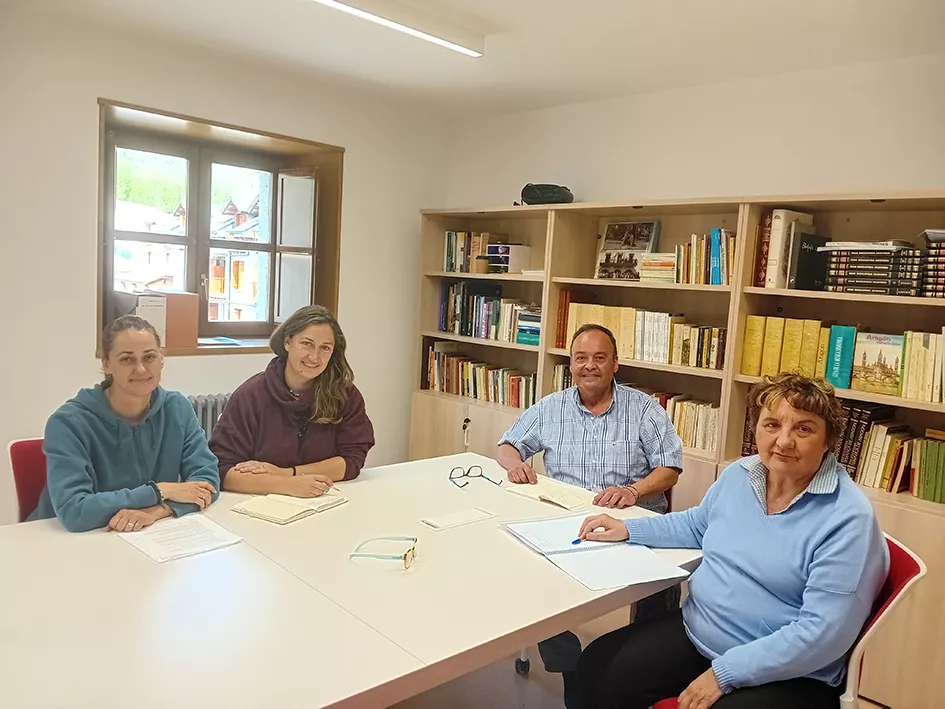 Fernando Larrosa y María Antonia Fañanas con las representantes de Miel de Oz y A Redolada Fernando Larrosa y María Antonia Fañanas con las representantes de Miel de Oz y A Redolada