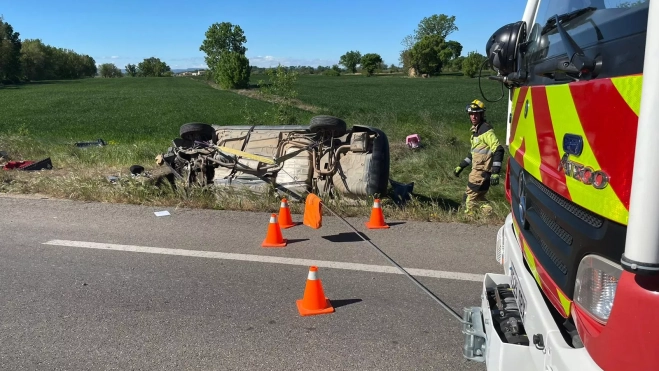 Labores de los bomberos para sacar el vehículo accidentado.