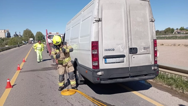 Vehículo que echaba humo en la N-240.