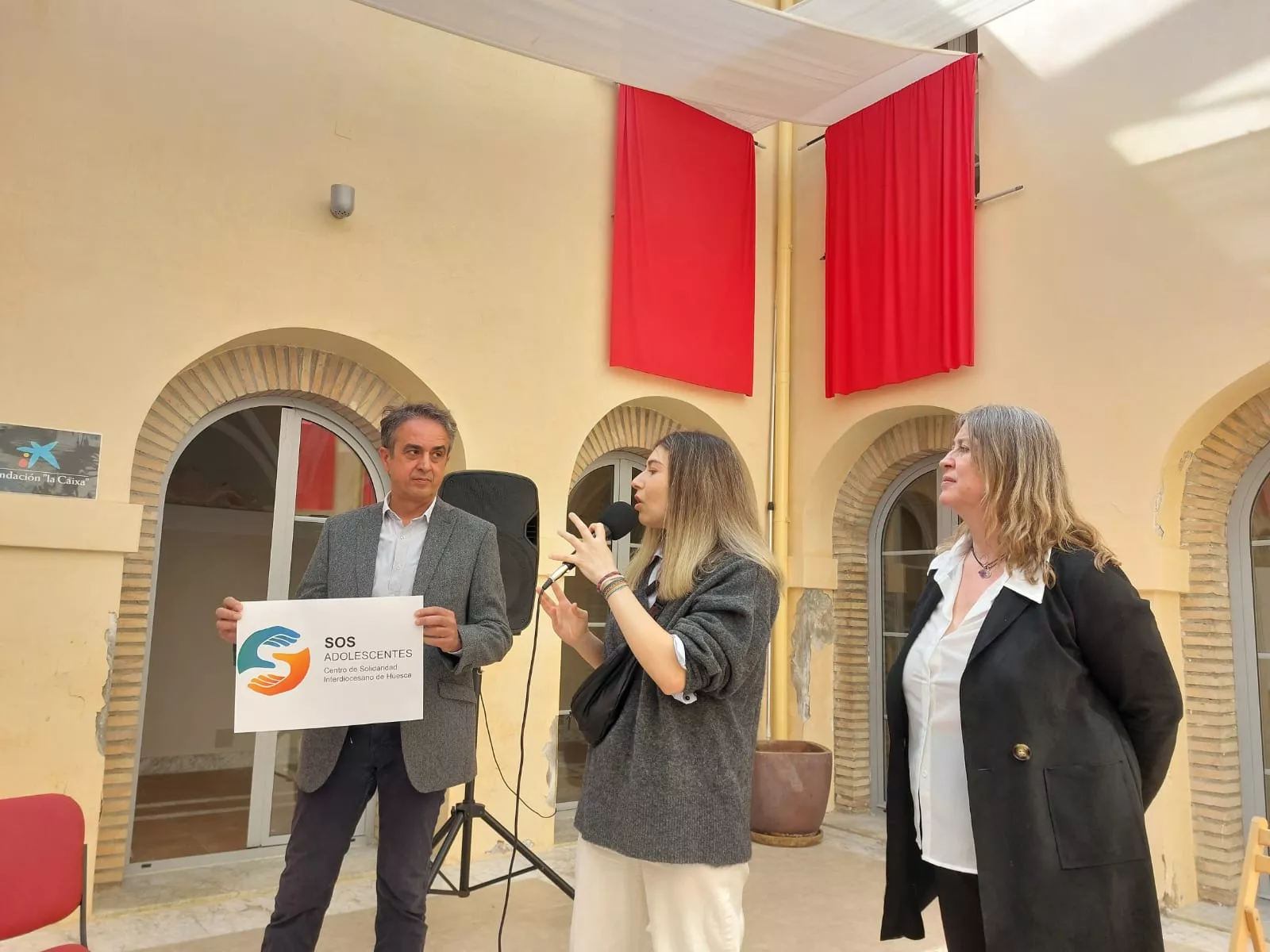 Alfredo Carrera, Paloma Munuera y Elena Palacio con la nueva marca de Sos Adolescentes