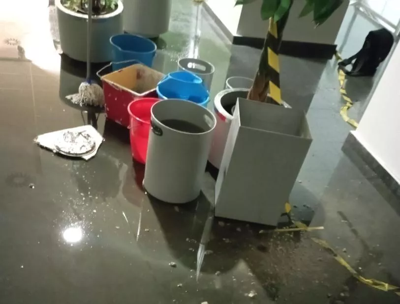 Cubos para recoger el agua que caía desde el techo en el Museo Pedagógico de Aragón.