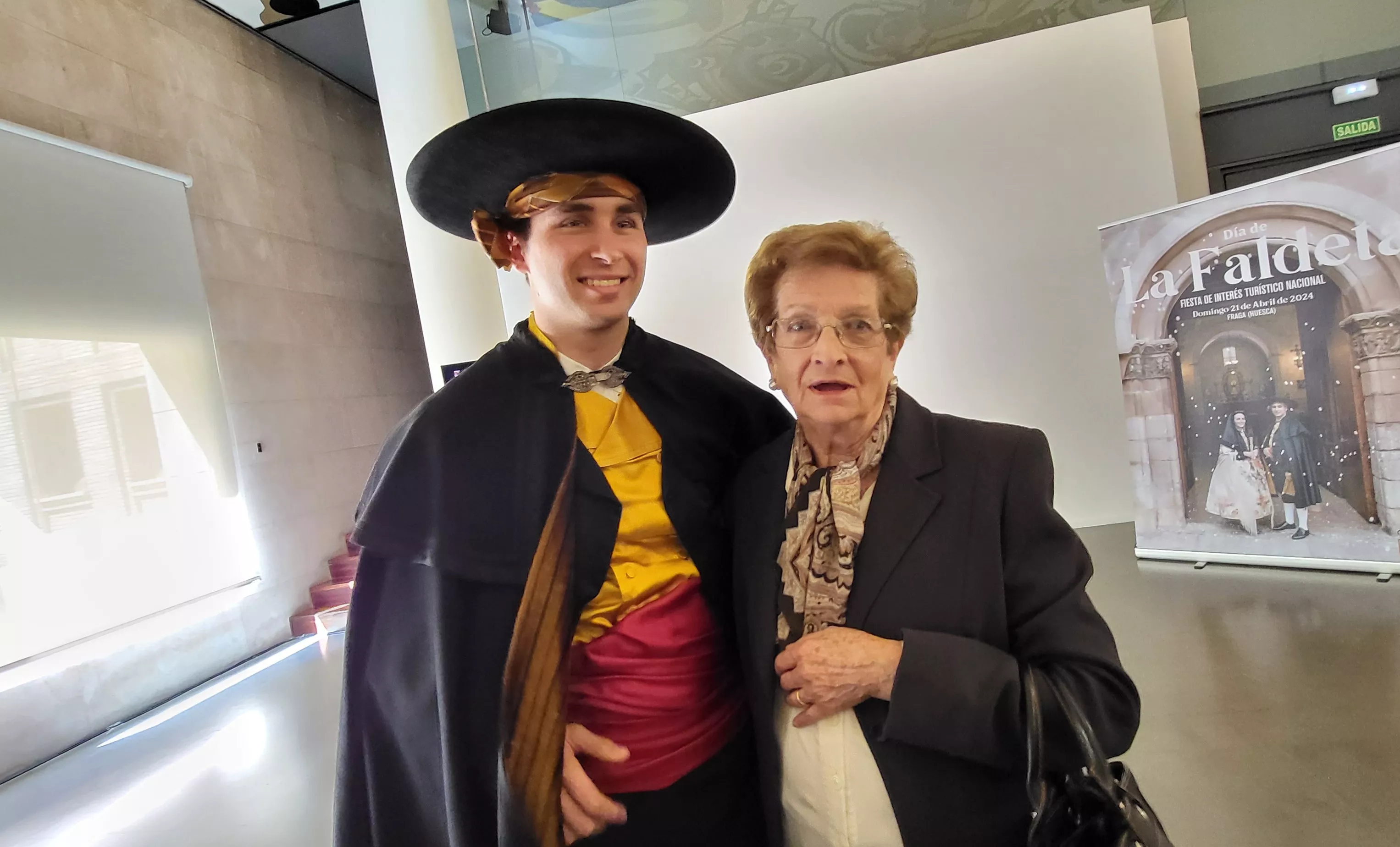 Víctor Casas y su abuela.