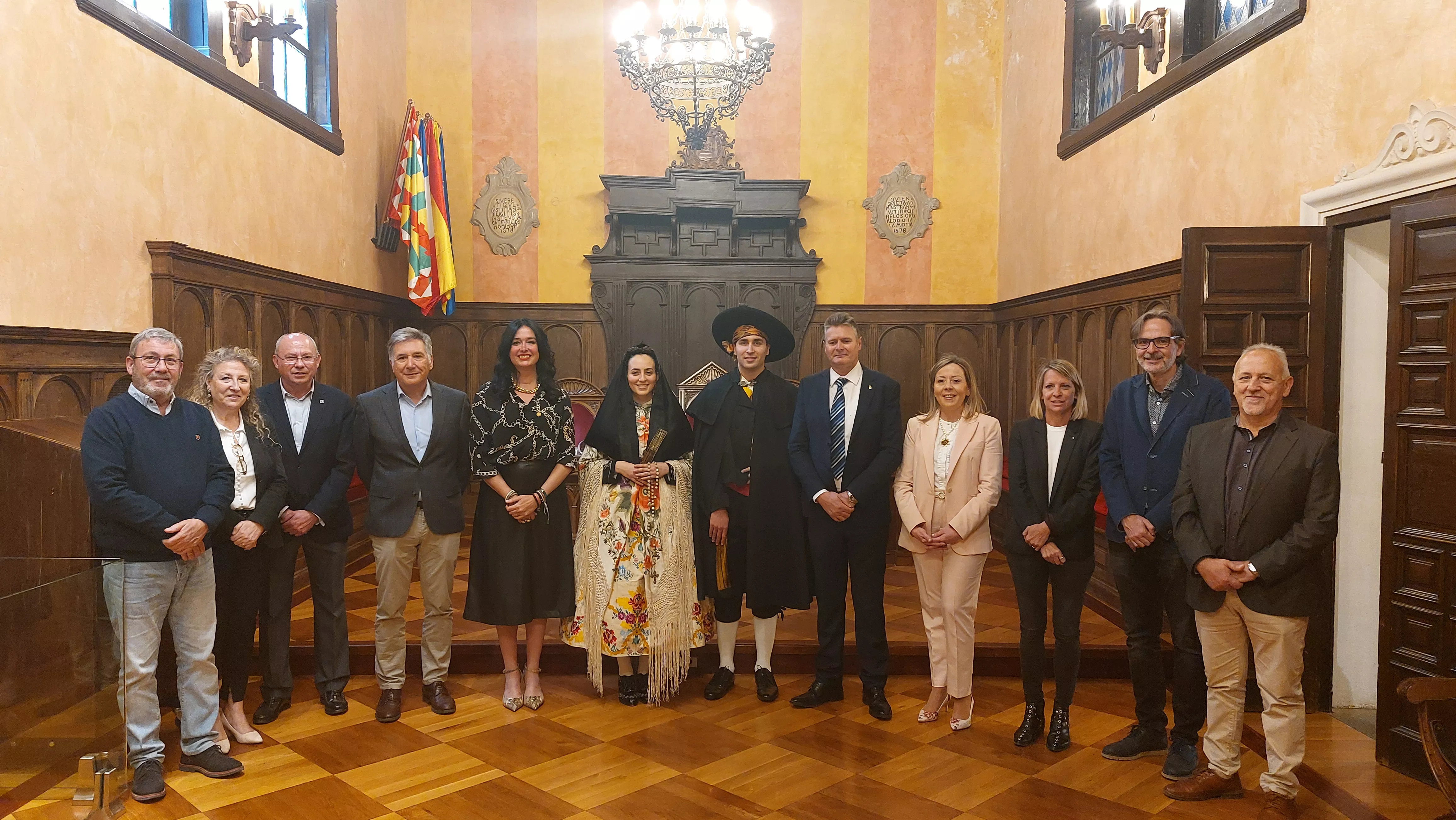Visita al Ayuntamiento de Huesca de la representación de la ciudad de Fraga.