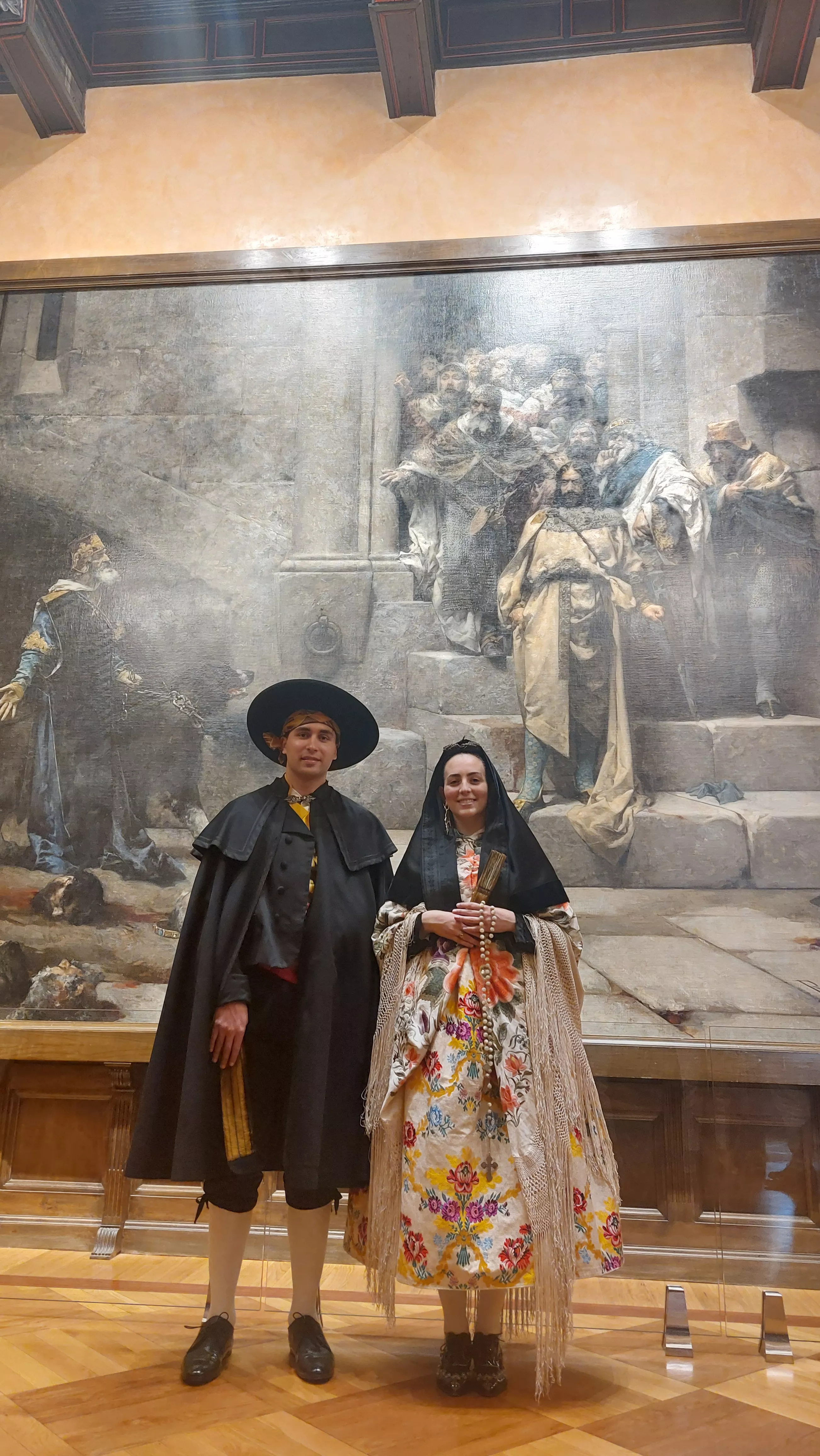 Víctor Casas e Iris Chueca ante el cuadro de La Campana, en el Ayuntamiento.