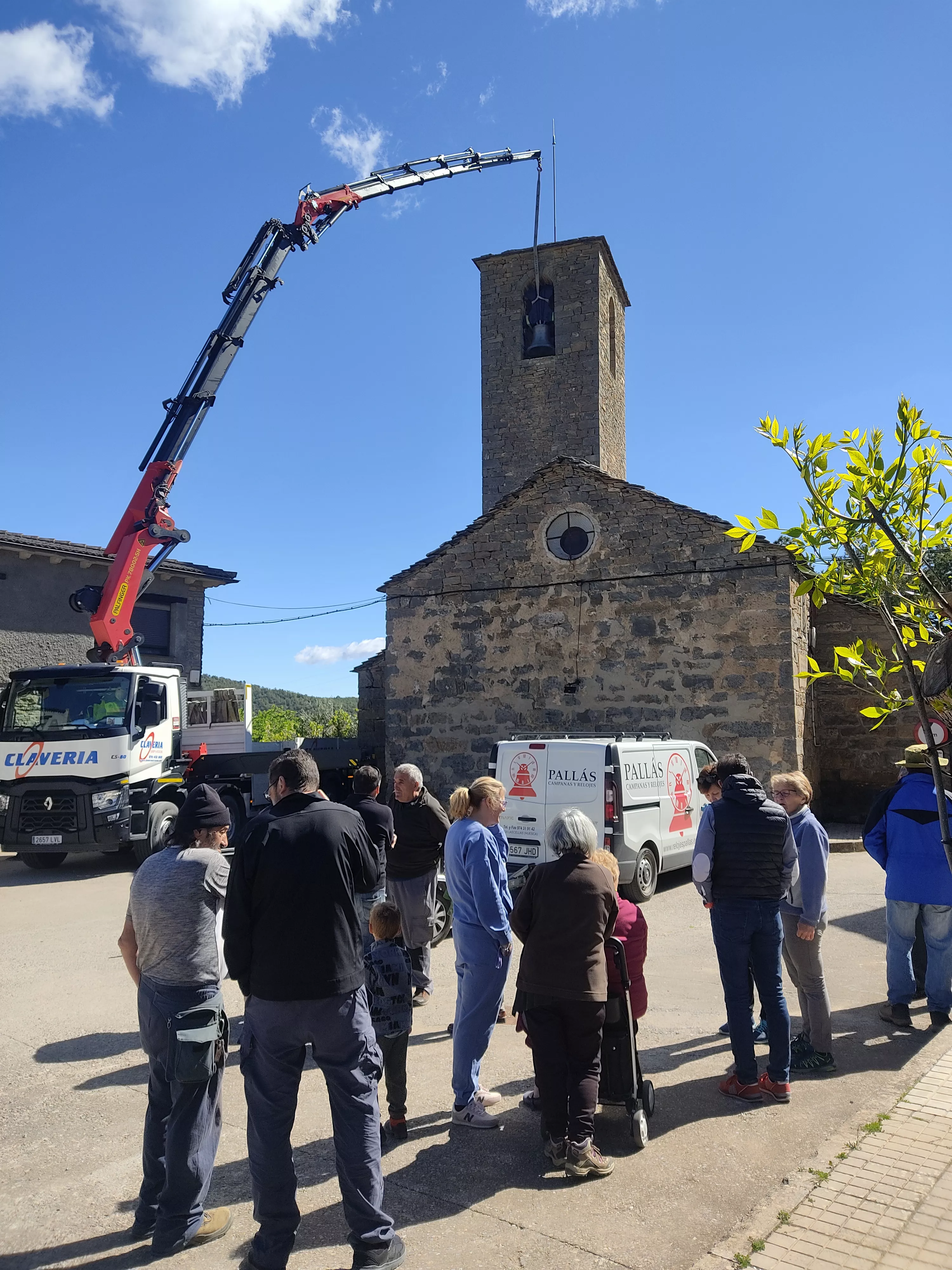 Retorno de la campana de Arcusa a la iglesia de San Esteban.