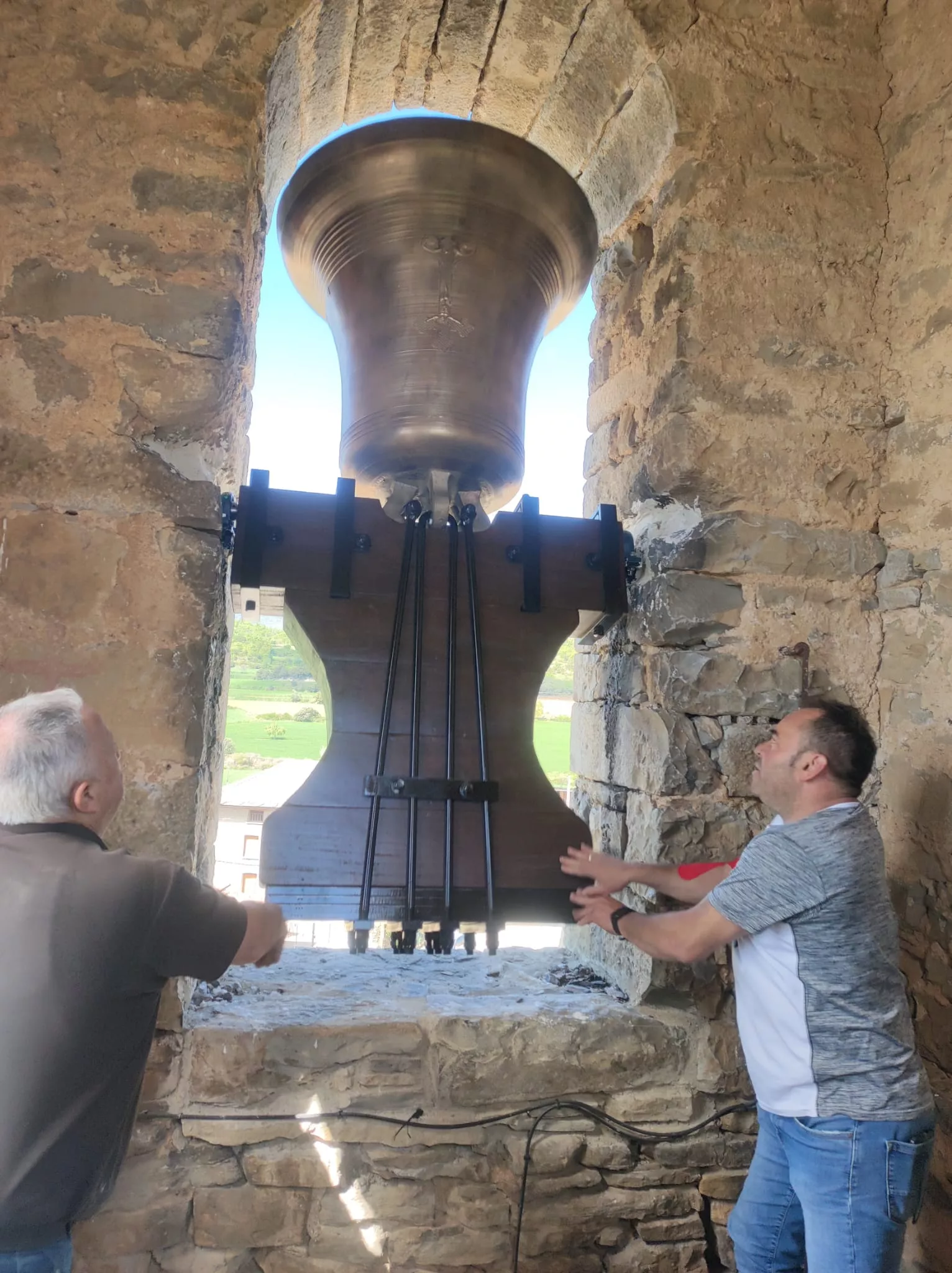 Retorno de la campana de Arcusa a la iglesia de San Esteban.