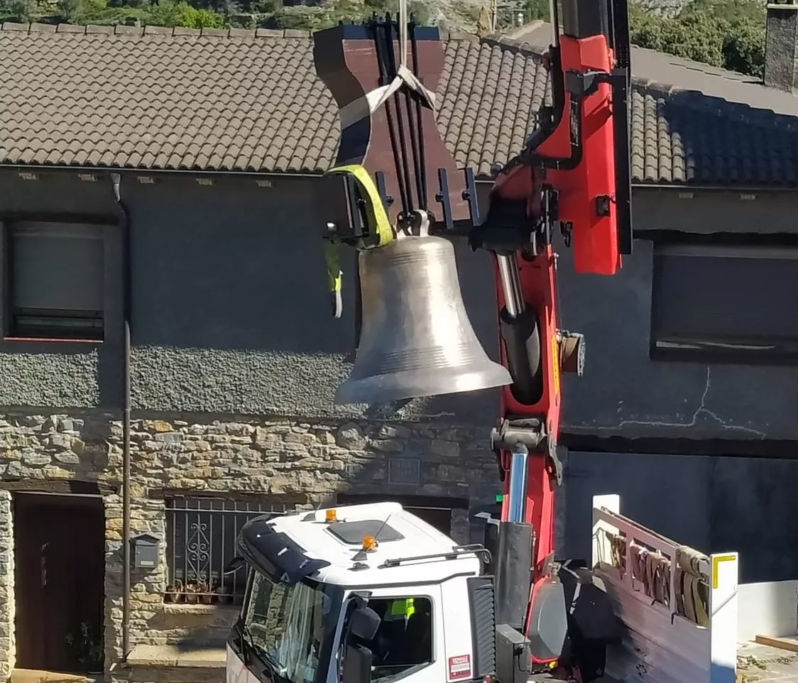 Retorno de la campana de Arcusa a la iglesia de San Esteban.