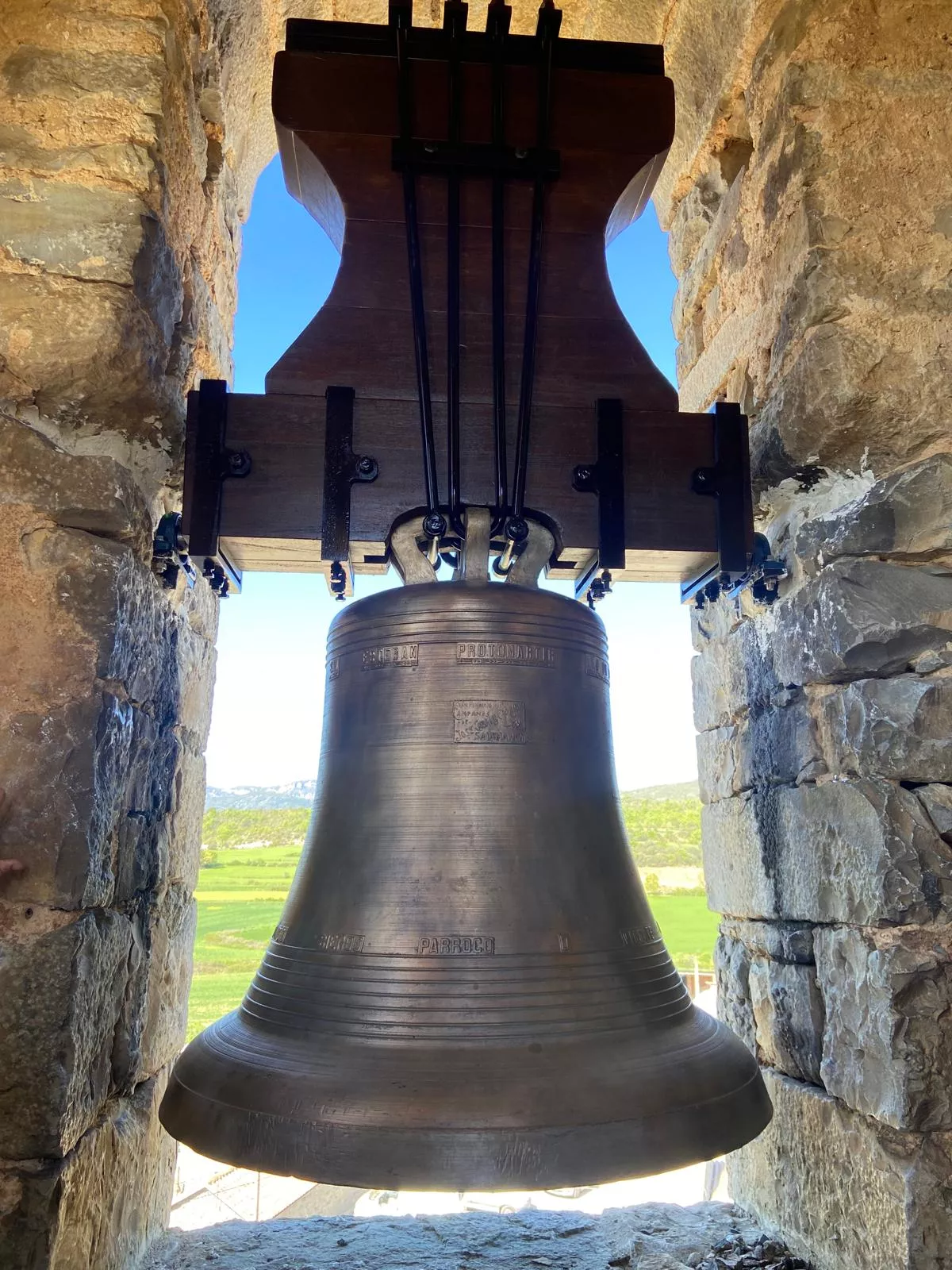 Retorno de la campana de Arcusa a la iglesia de San Esteban.