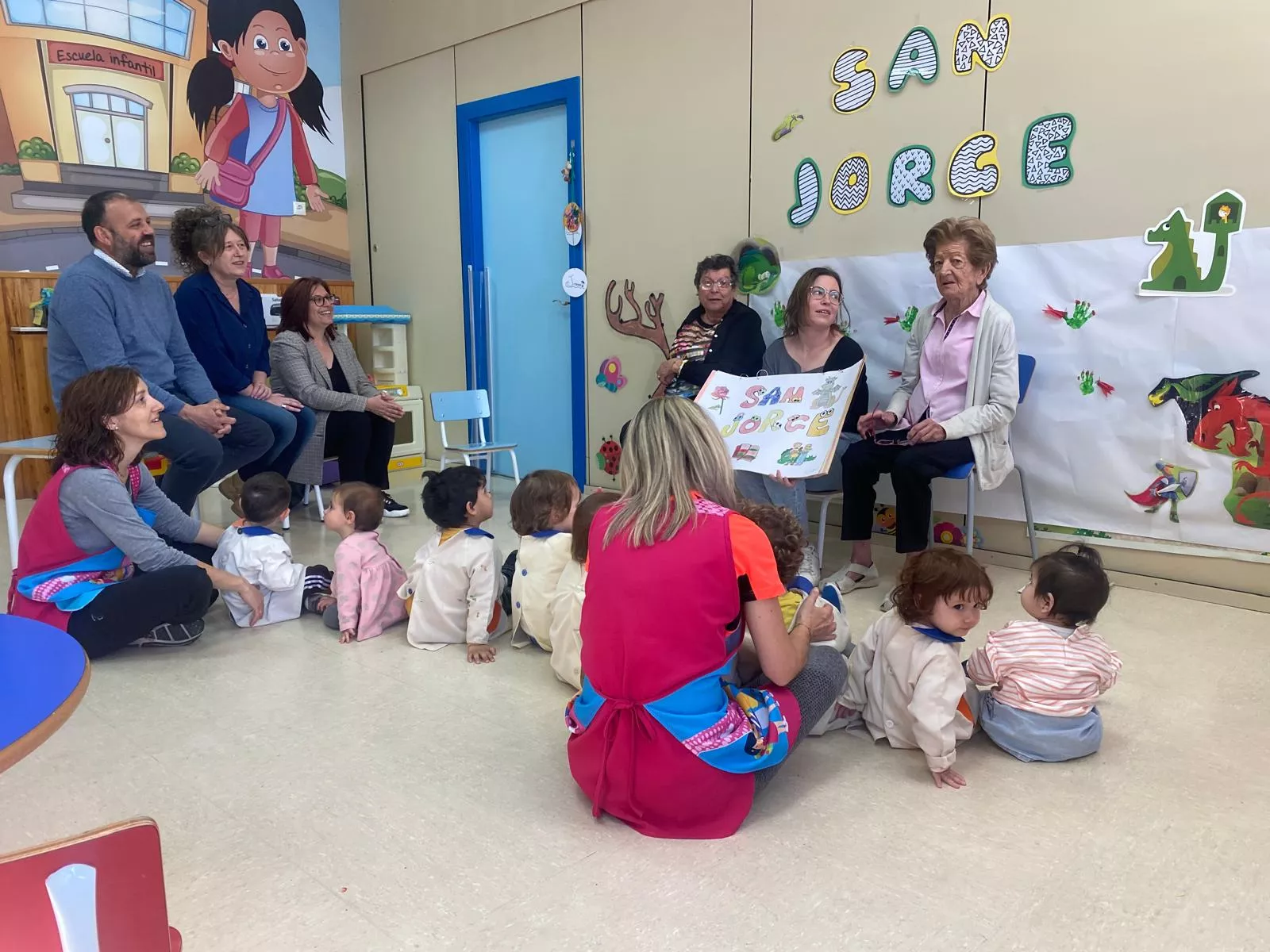 Cuentacuentos de Pilar y María Pilar en el encuentro intergeneracional en la escuela infantil de Tardienta.