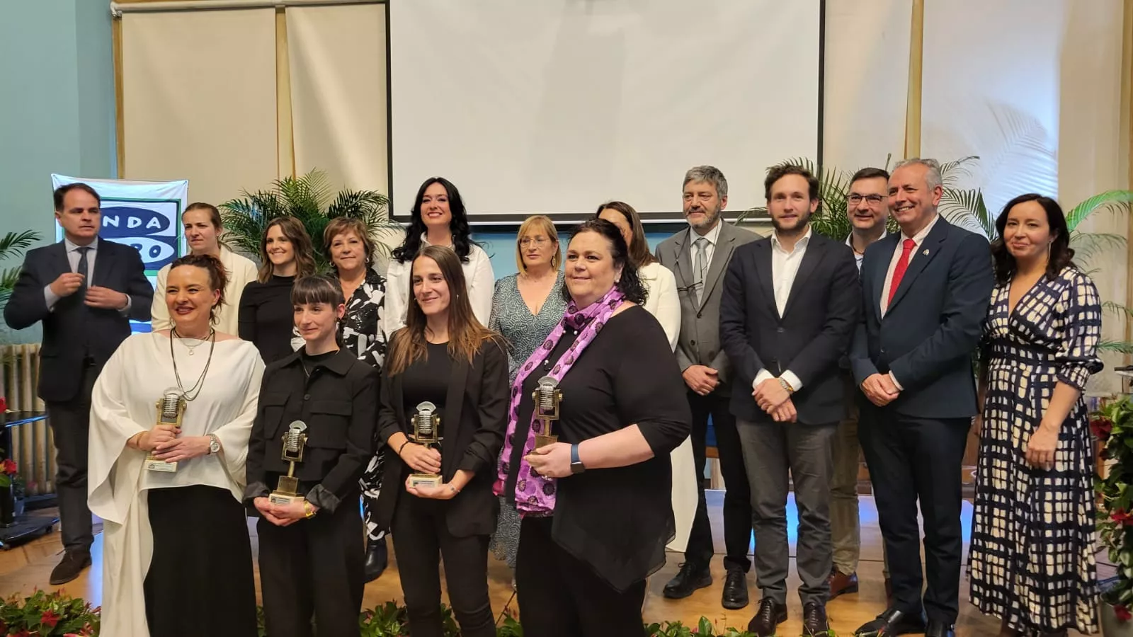Galardonados y autoridades presentes en los Premios Futuro de Onda Cero Huesca