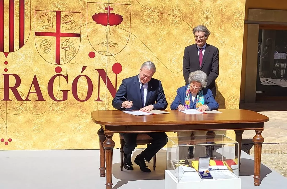 Jorge Azcón, con la familia de Juan Antonio Bolea firmando el protocolo de cesión