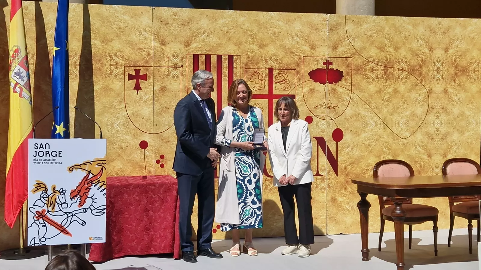 Jorge Azcón entrega a Sura y Lourdes Ascaso la Medalla al Mérito Profesional para Vicente Ascaso.