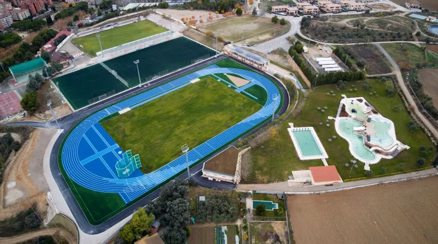 Campo de césped entre el Municipal y las pistas de atletismo.