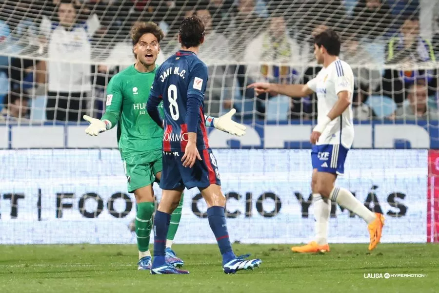 Álvaro y Javi Martínez, en el derbi de la ida en La Romareda. Foto Laliga