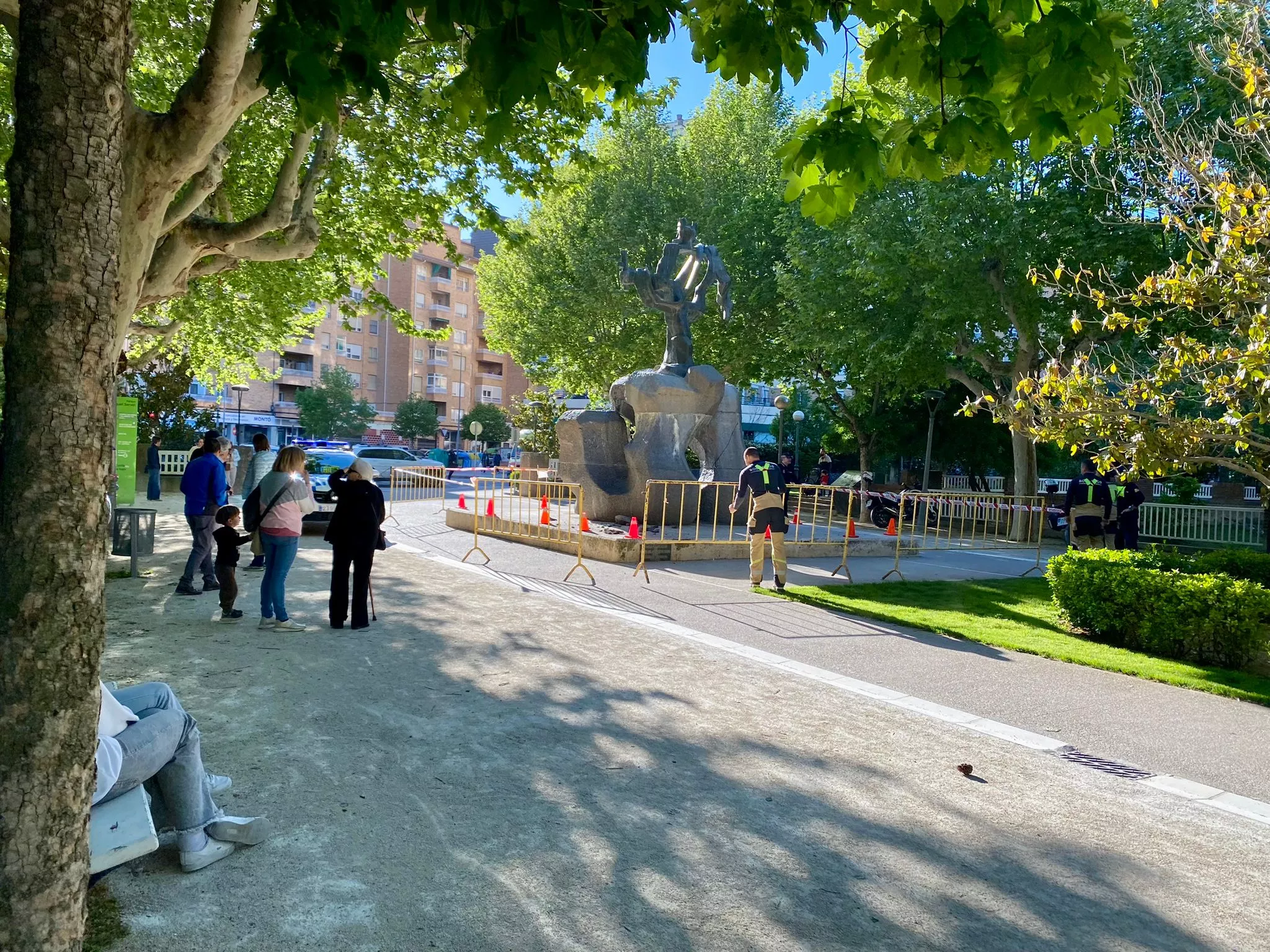 Unos cascotes se han desprendido del Monumento a los Reyes de Aragón del parque Miguel Servet.