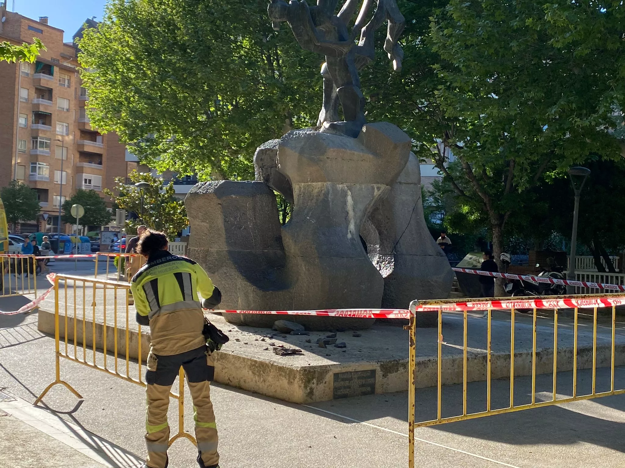 Unos cascotes se han desprendido del Monumento a los Reyes de Aragón del parque Miguel Servet.