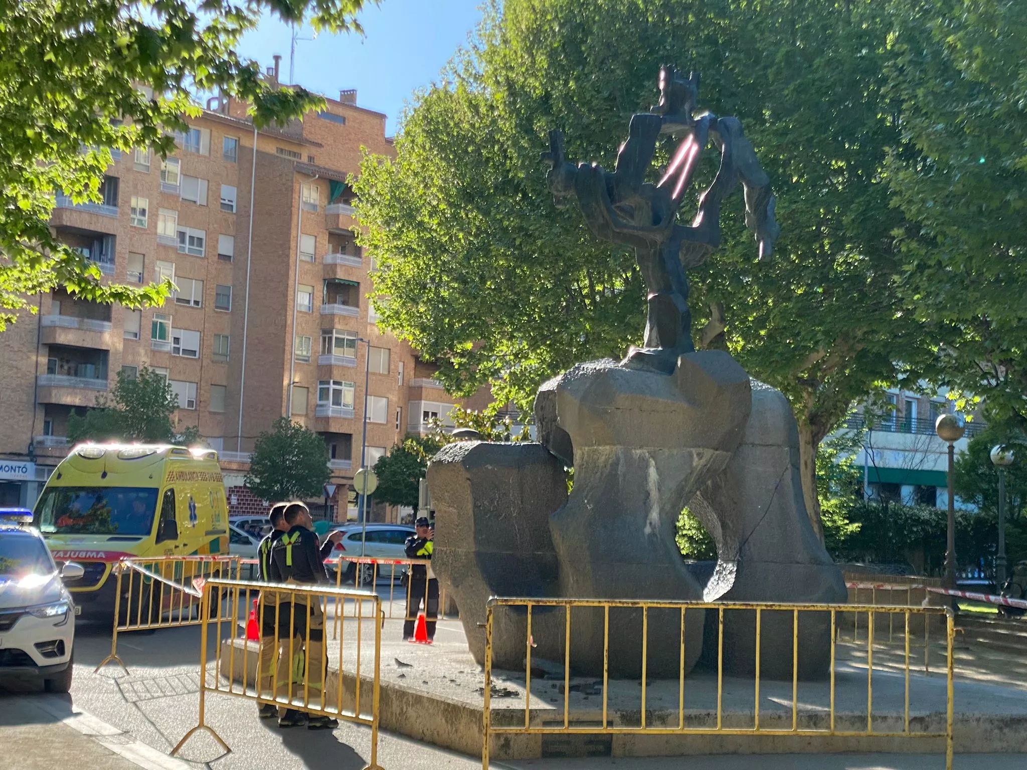 Unos cascotes se han desprendido del Monumento a los Reyes de Aragón del parque Miguel Servet.