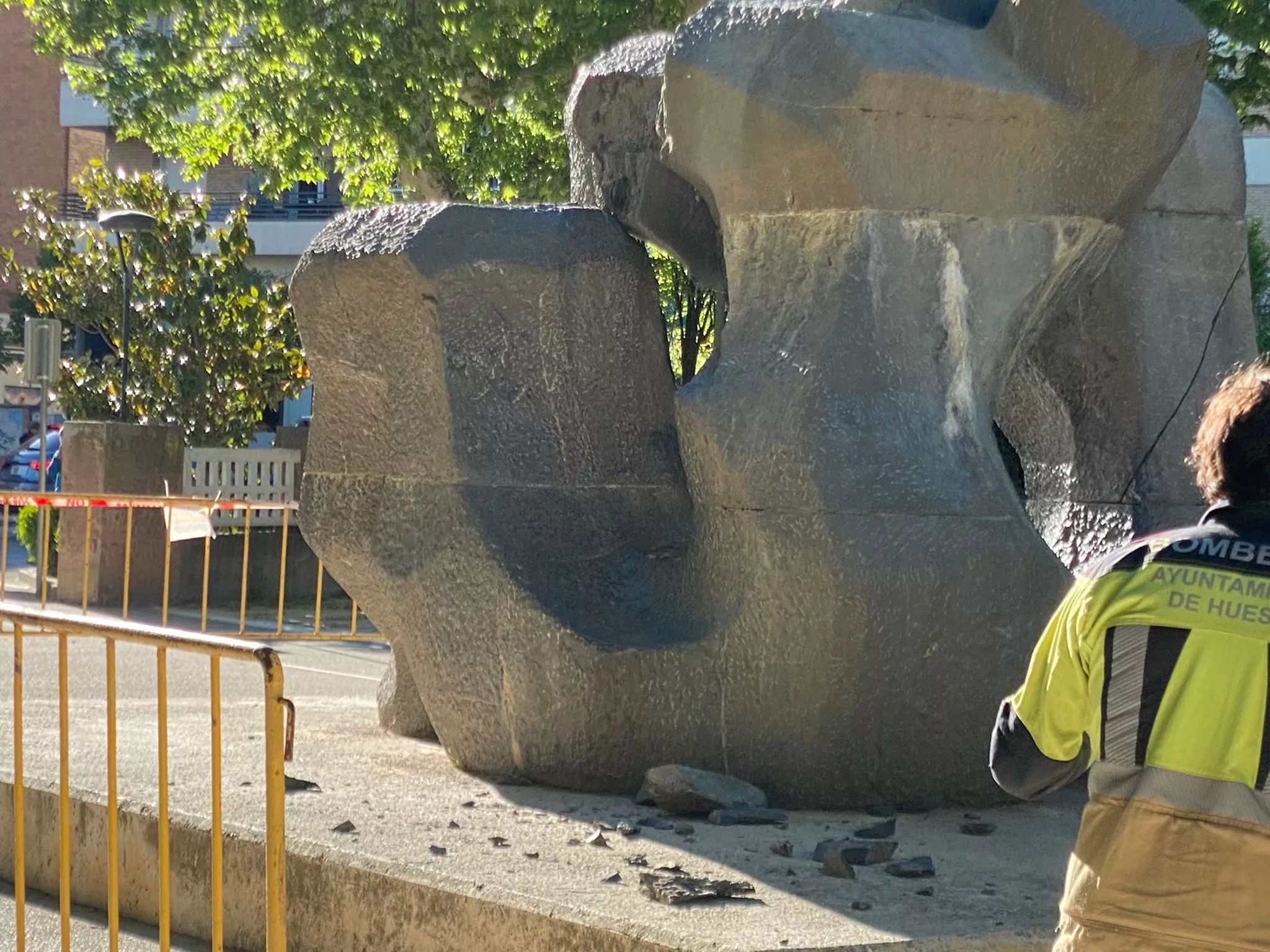 Unos cascotes se han desprendido del Monumento a los Reyes de Aragón del parque Miguel Servet.