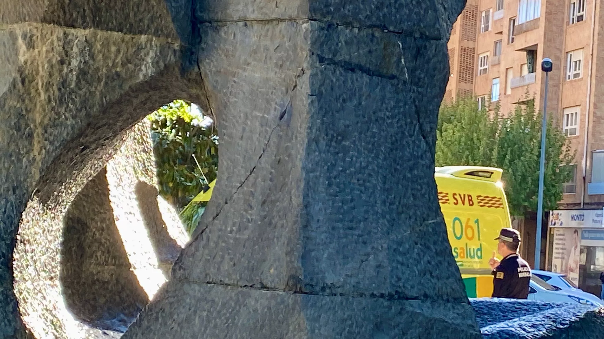 Unos cascotes se han desprendido del Monumento a los Reyes de Aragón del parque Miguel Servet.