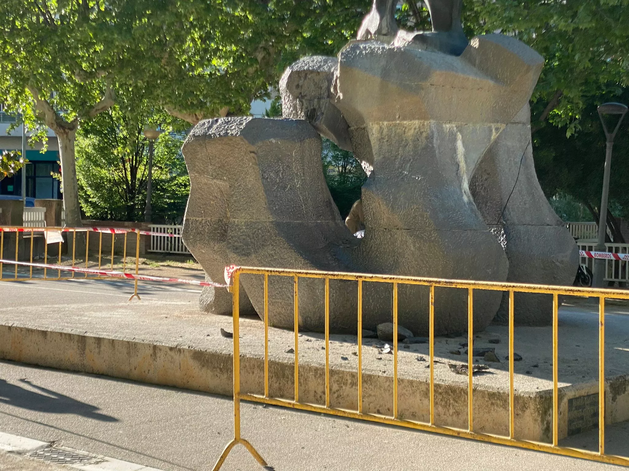 Unos cascotes se han desprendido del Monumento a los Reyes de Aragón del parque Miguel Servet.