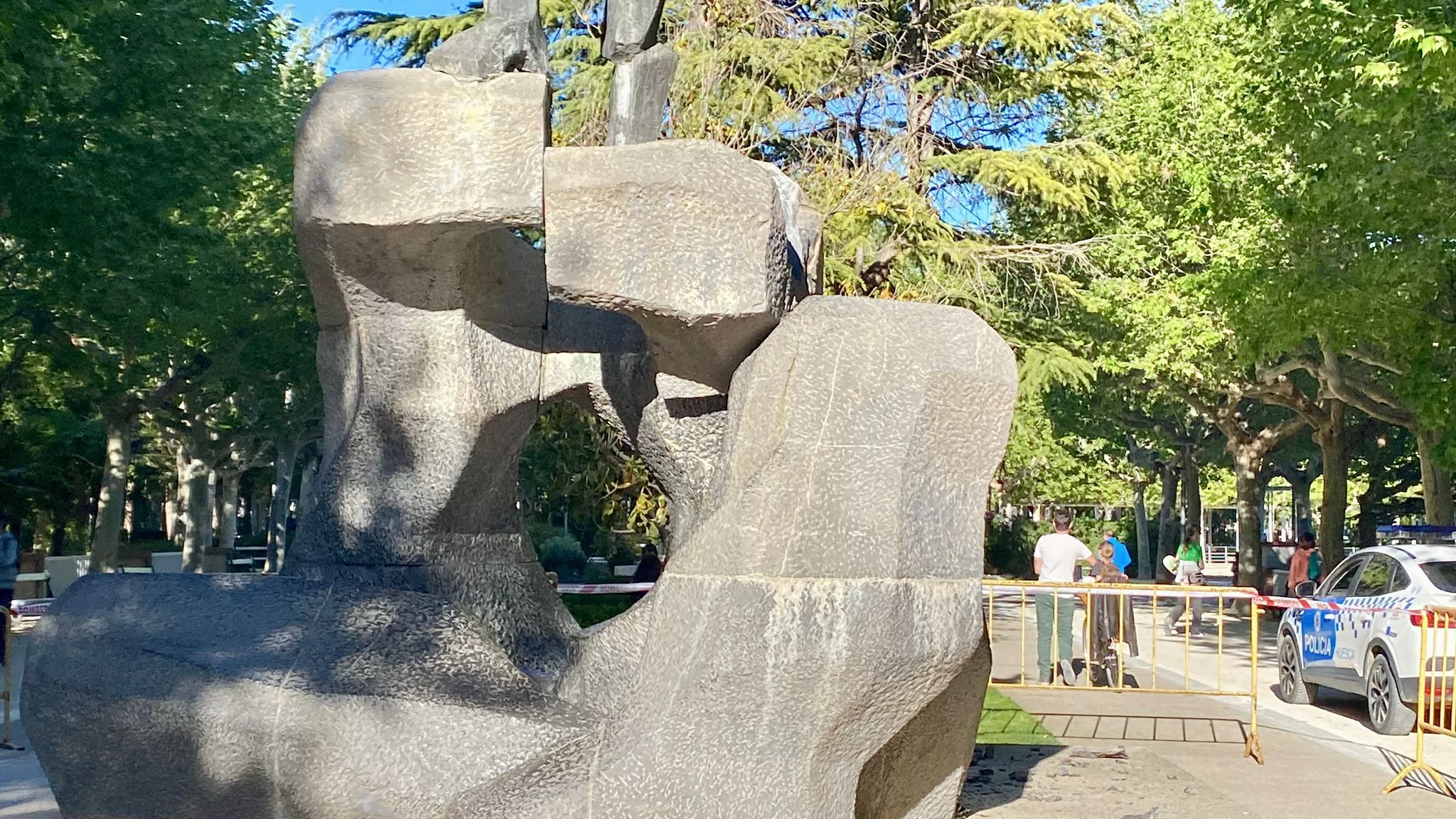 Unos cascotes se han desprendido del Monumento a los Reyes de Aragón del parque Miguel Servet.