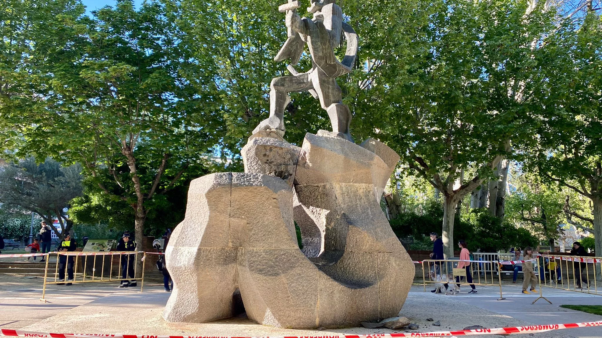 Unos cascotes se han desprendido del Monumento a los Reyes de Aragón del parque Miguel Servet.