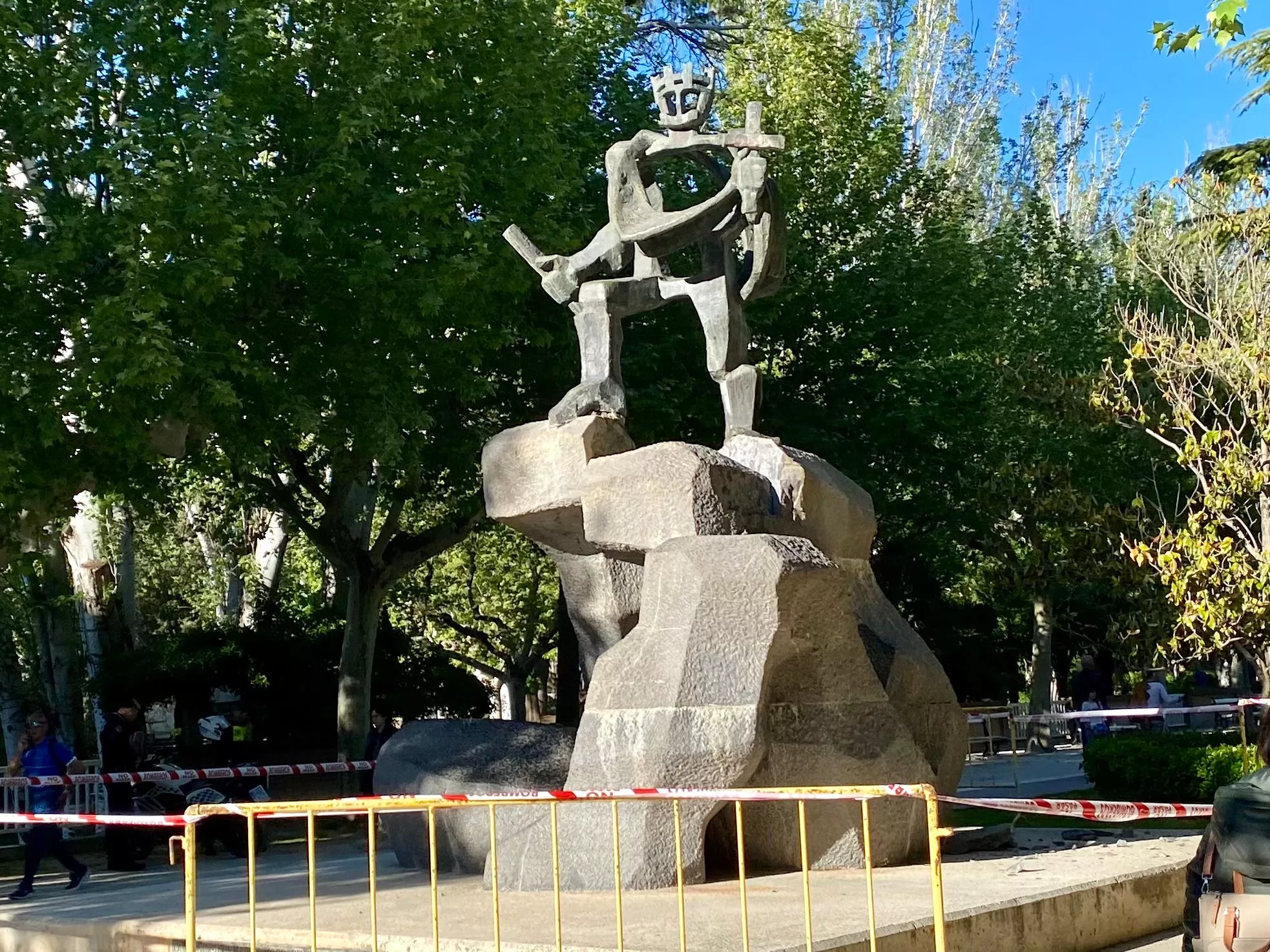 Unos cascotes se han desprendido del Monumento a los Reyes de Aragón del parque Miguel Servet.
