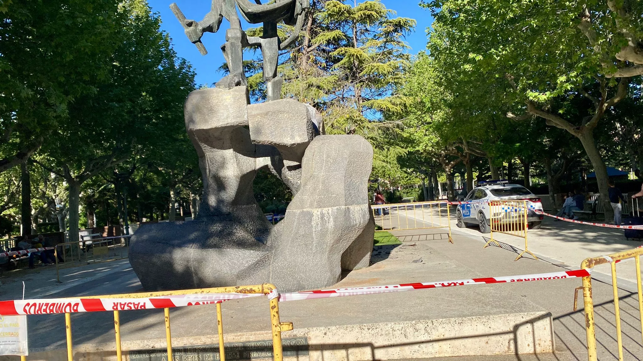 Unos cascotes se han desprendido del Monumento a los Reyes de Aragón del parque Miguel Servet.