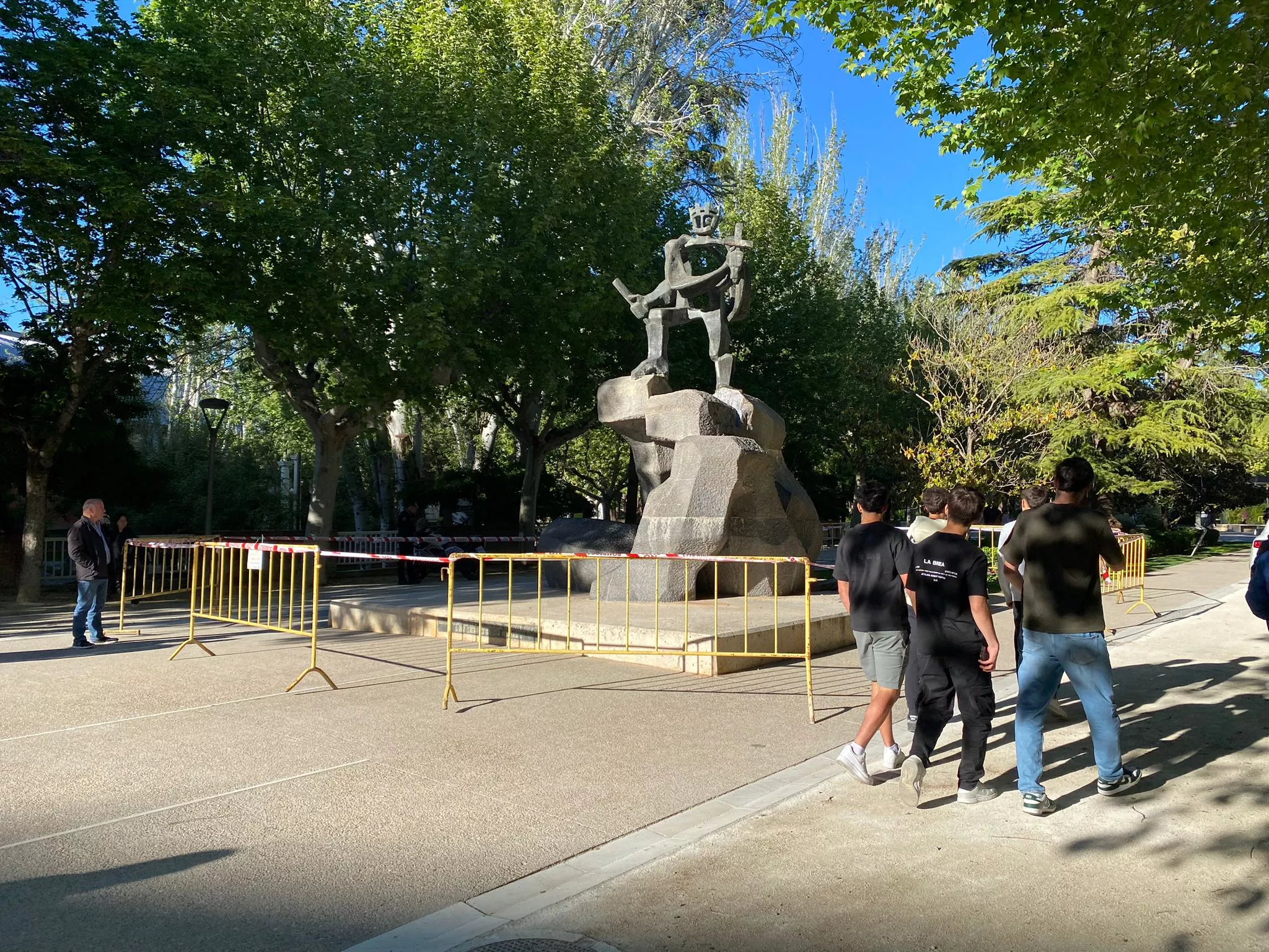 Unos cascotes se han desprendido del Monumento a los Reyes de Aragón del parque Miguel Servet.