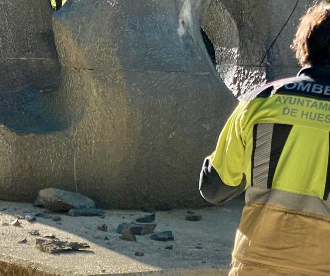 Unos cascotes se han desprendido del Monumento a los Reyes de Aragón del parque Miguel Servet.