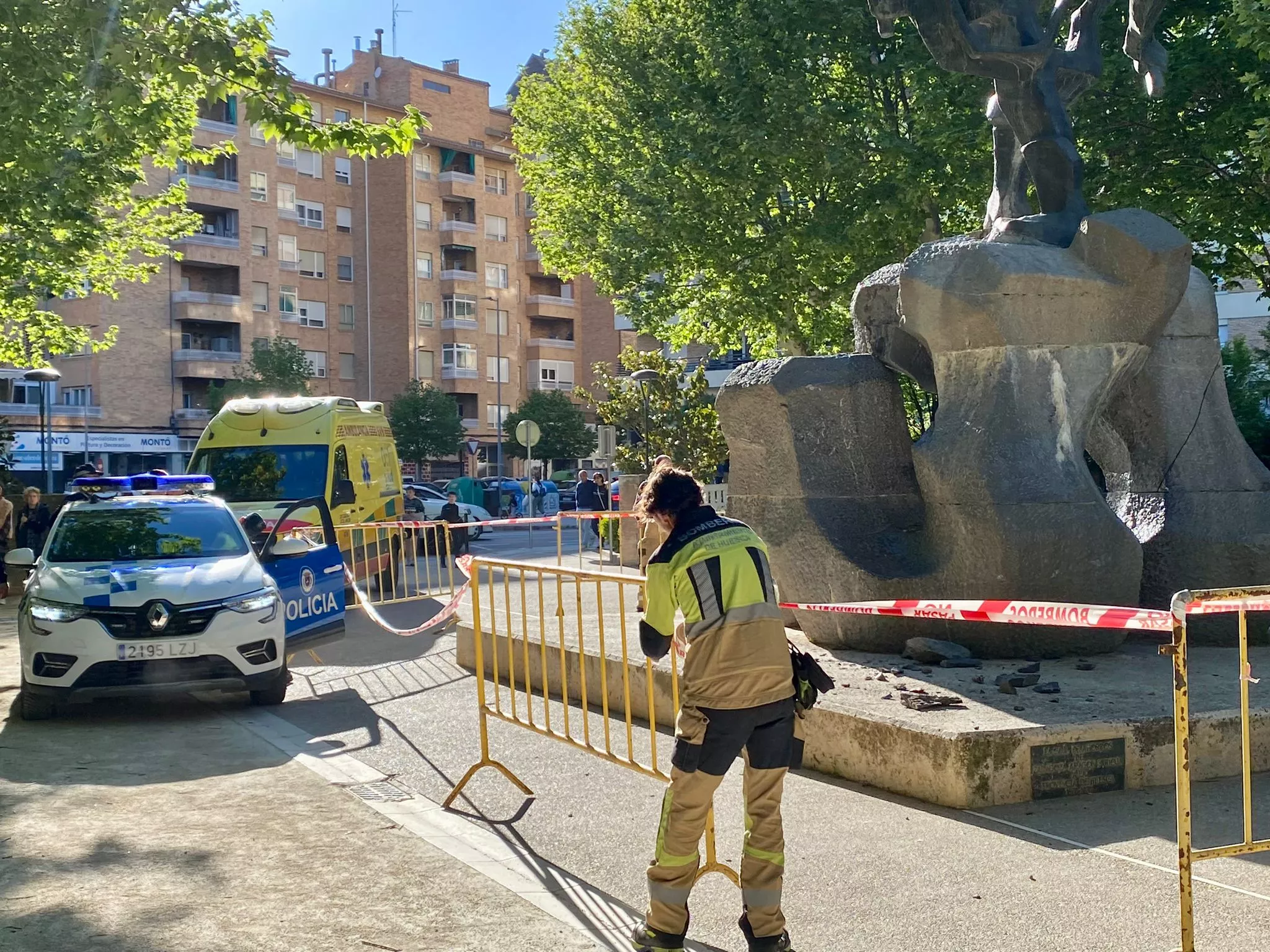 Los bomberos han precintado el monumento tras el desprendimiento de los cascotes.