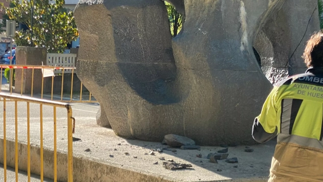 Cascotes que se han desprendido del monumento. Cascotes que se han desprendido del monumento.