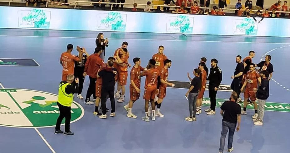 Los jugadores de Bada Huesca celebran en el centro del campo la victoria