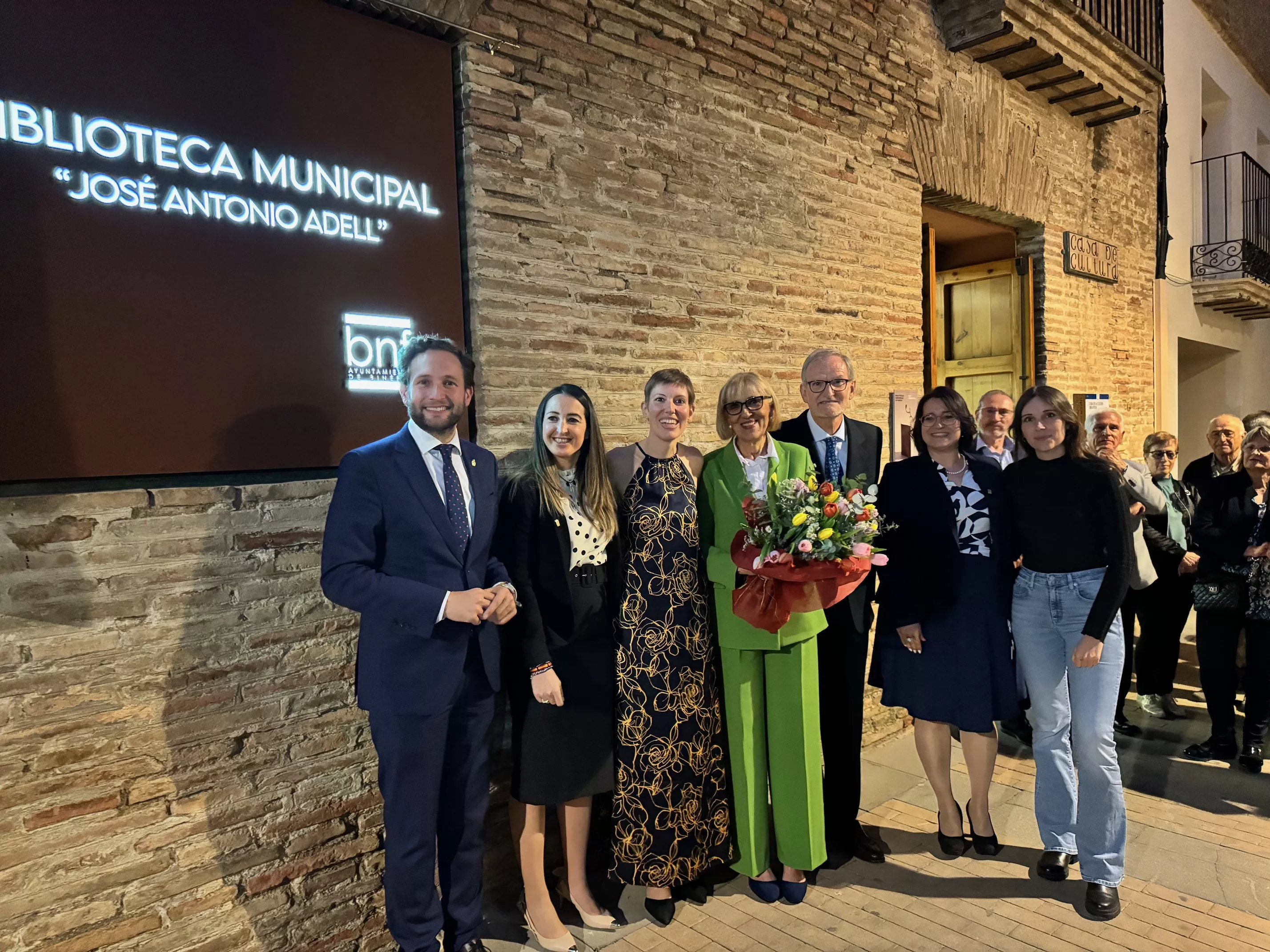 José Antonio Adell, su familia y las máximas autoridades tras el descubrimiento de la leyenda de la biblioteca con su nombre