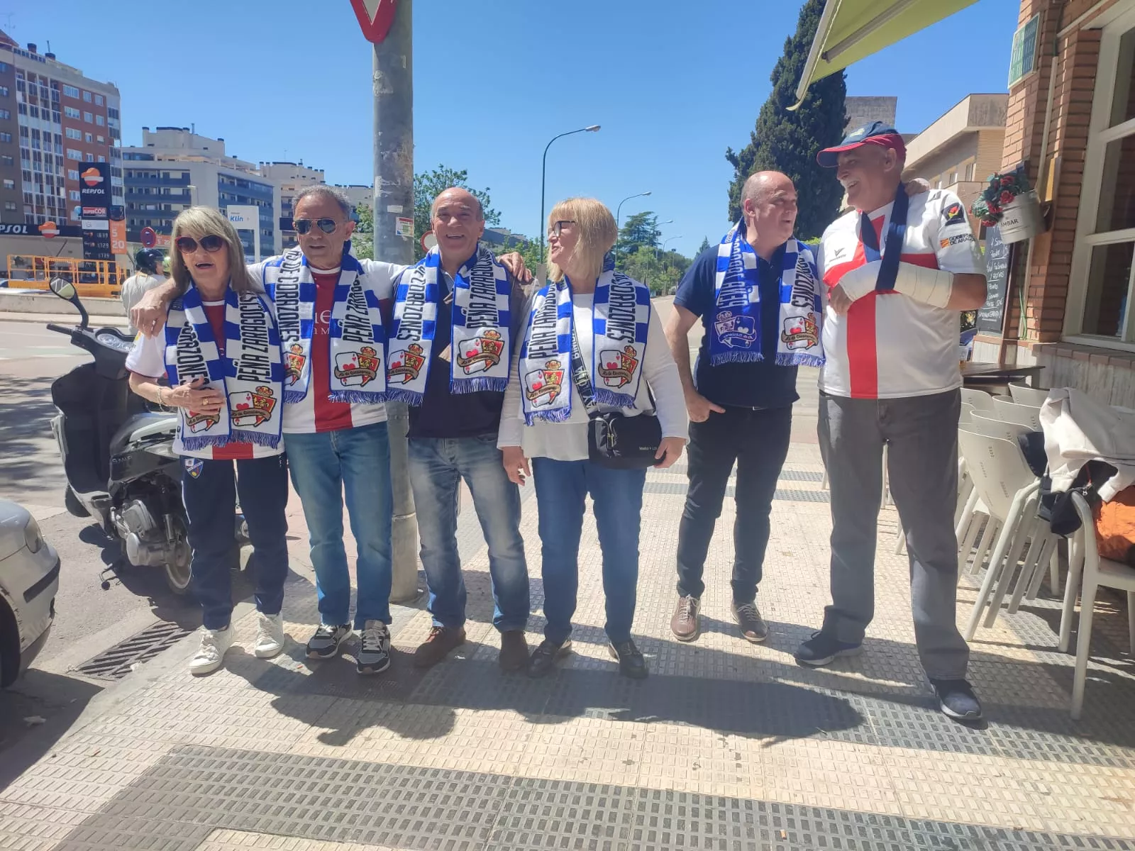Comida de hermanamiento entre Fenómenos Oscenses y Armada Blanquilla. Foto: MAB
