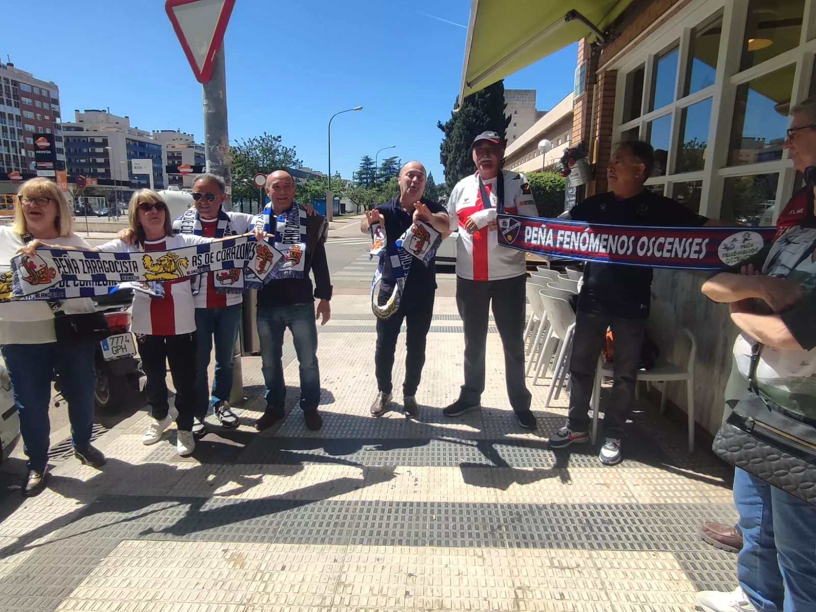 Comida de hermanamiento entre Fenómenos Oscenses y Armada Blanquilla. Foto: MAB