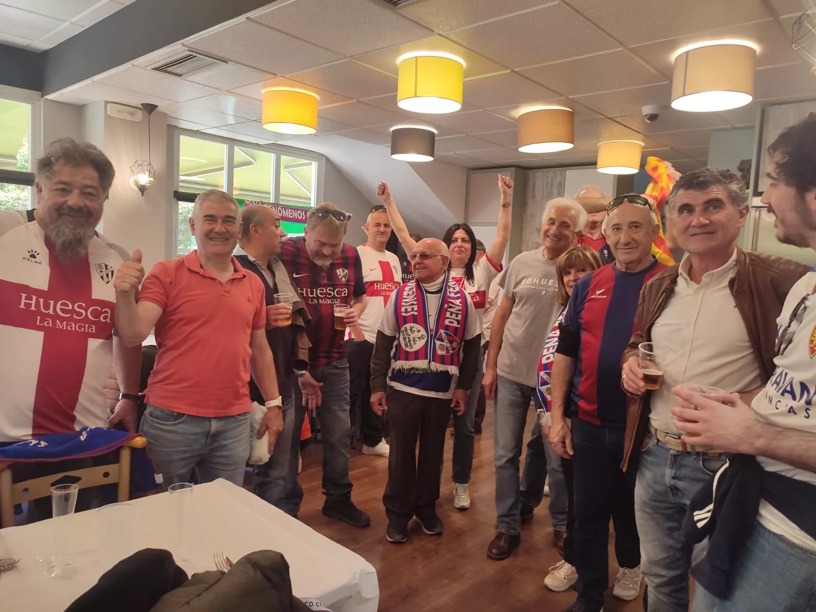 Comida de hermanamiento entre Fenómenos Oscenses y Armada Blanquilla. Foto: MAB