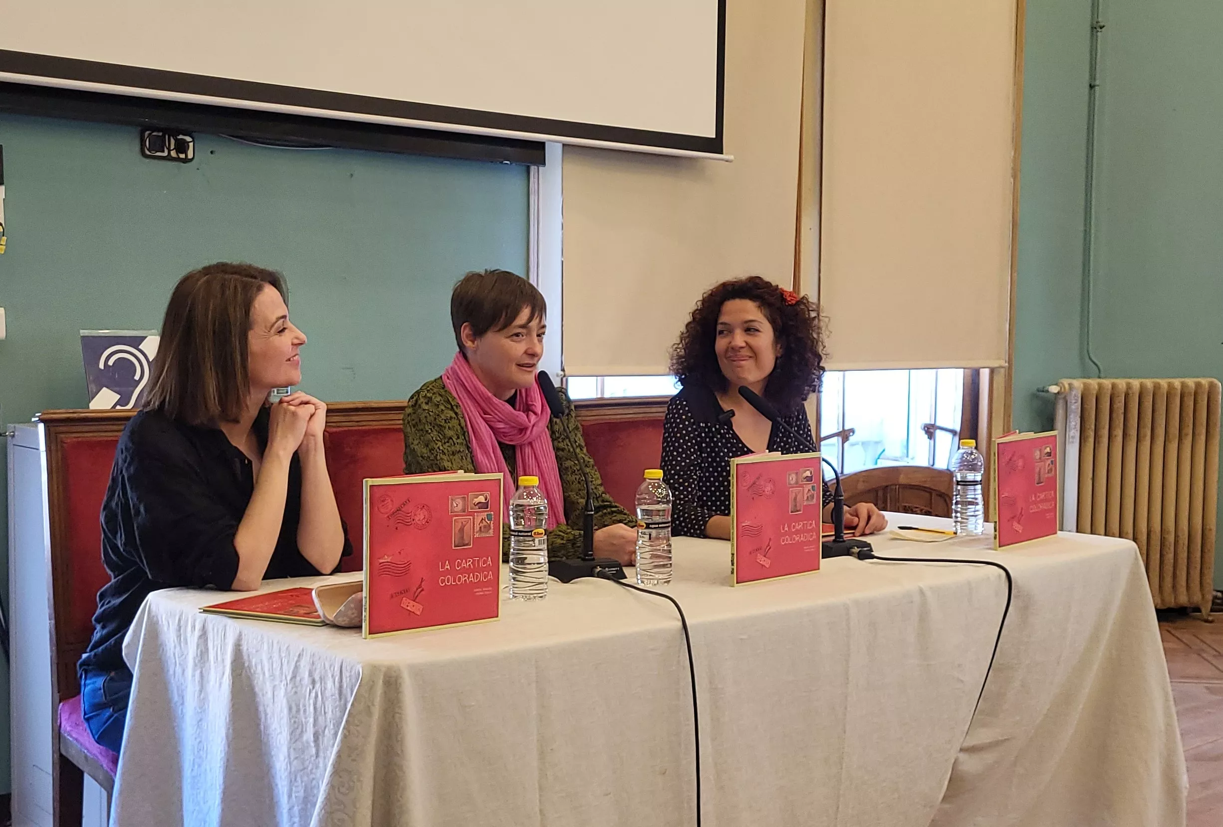 Paz Barraca, Sandra Araguás y Virginia Ogalla en la presentación de 'La cartica coloradica'. Foto Mercedes Manterola