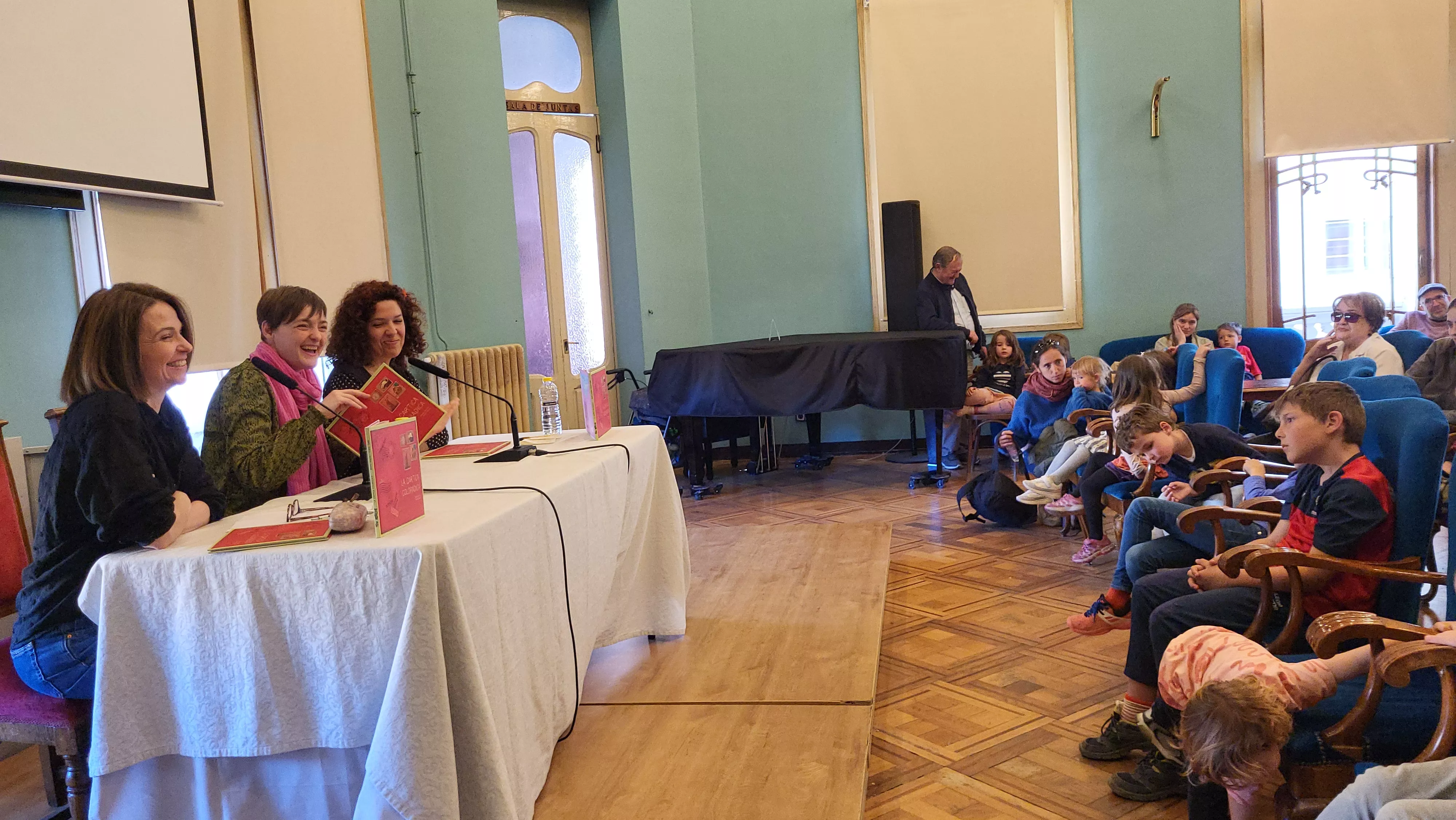 Paz Barraca, Sandra Araguás y Virginia Ogalla en la presentación de 'La cartica coloradica'. Foto Mercedes Manterola