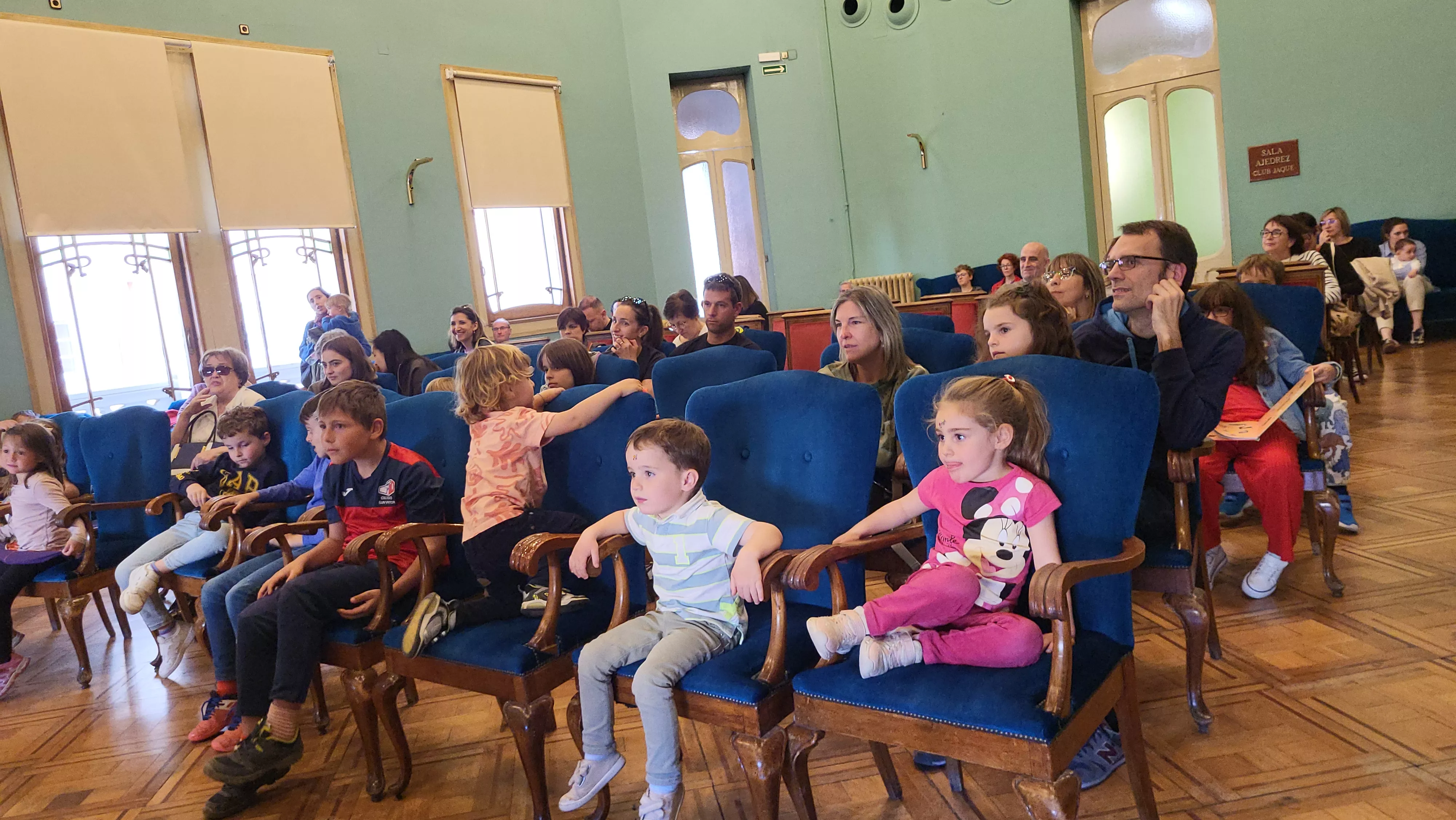 Presentación de "La cartica coloradica" de Sandra Araguás con ilustraciones de Virginia Ogalla. Foto Mercedes Manterola