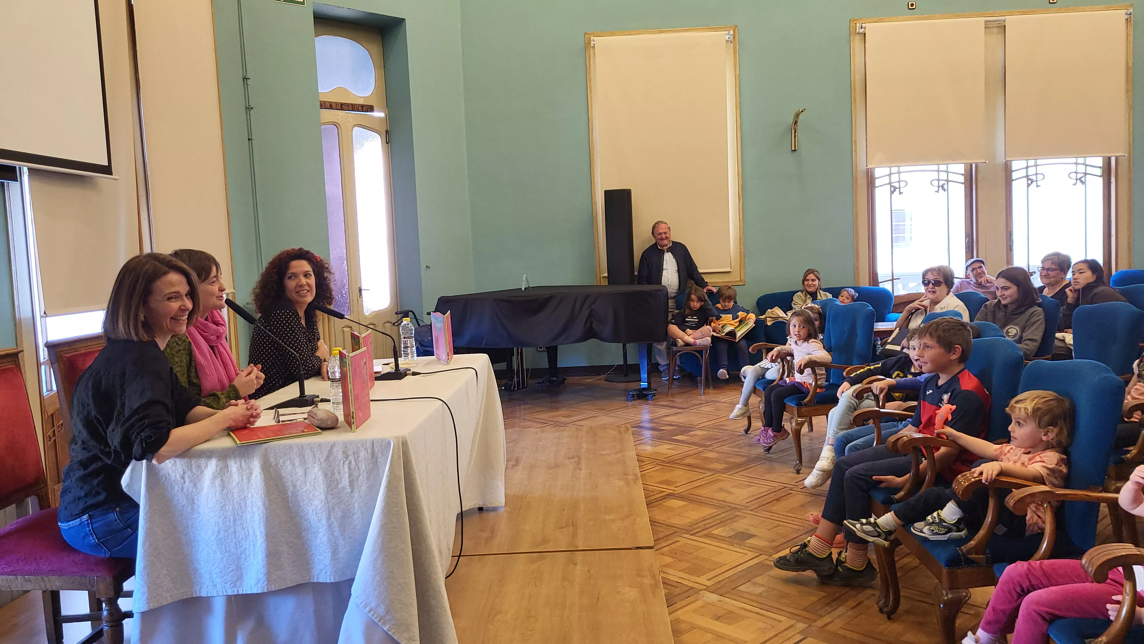 Paz Barraca, Sandra Araguás y Virginia Ogalla en la presentación de 'La cartica coloradica'. Foto Mercedes Manterola