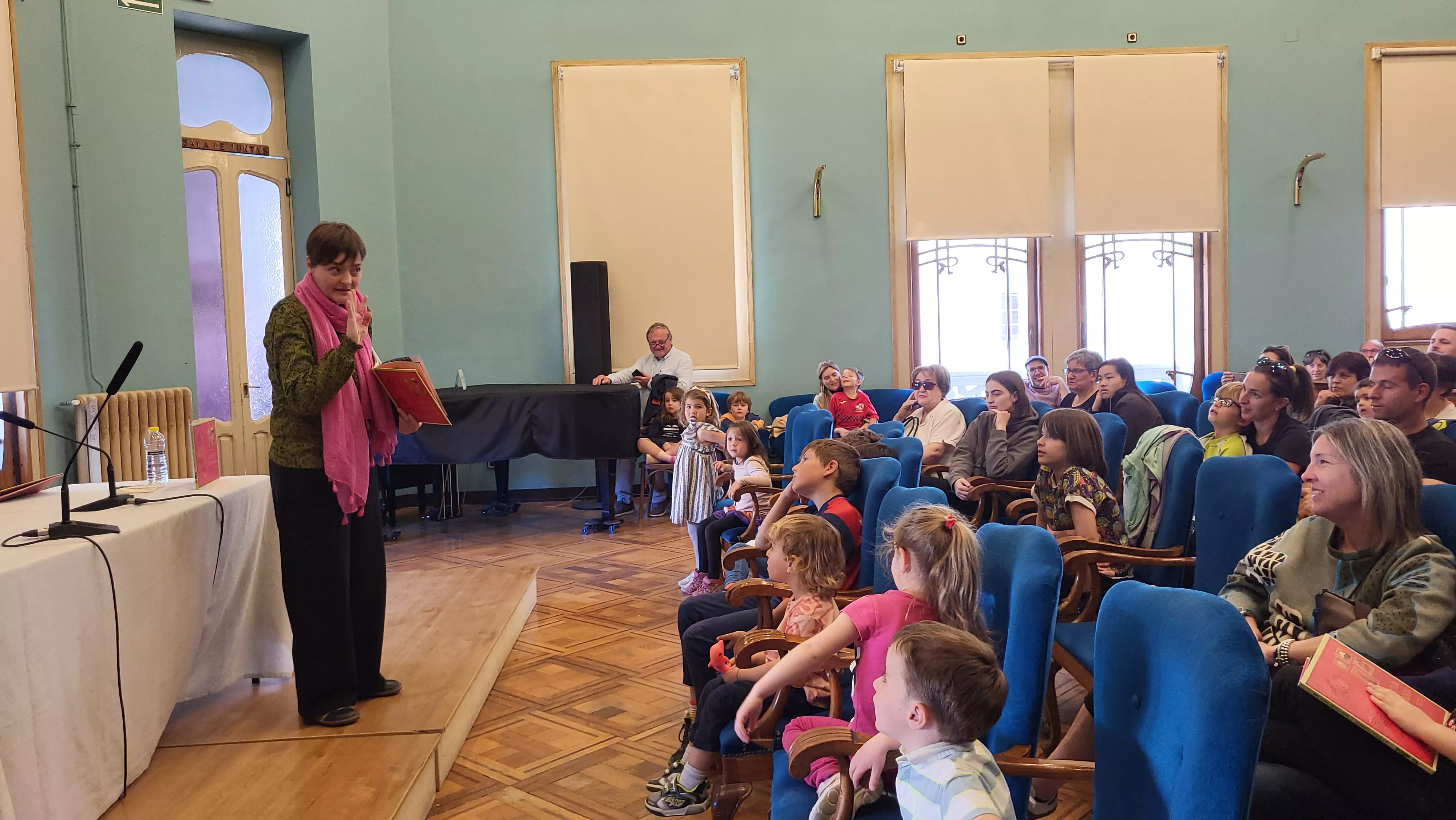 Sandra Araguás comienza el relato de 'La cartica coloradica'. Foto Mercedes Manterola
