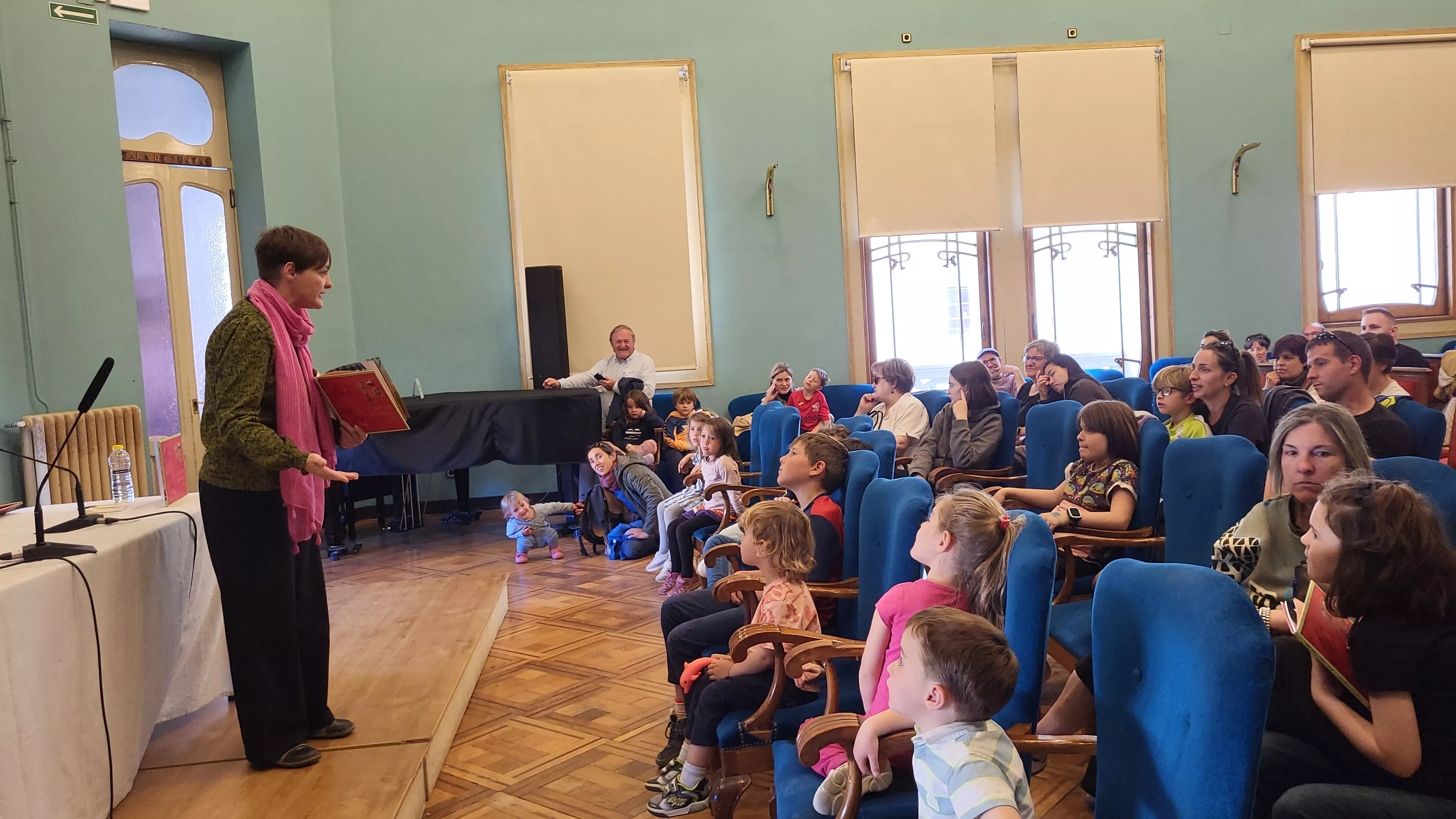 Sandra Araguás y 'La cartica coloradica'. Foto Mercedes Manterola