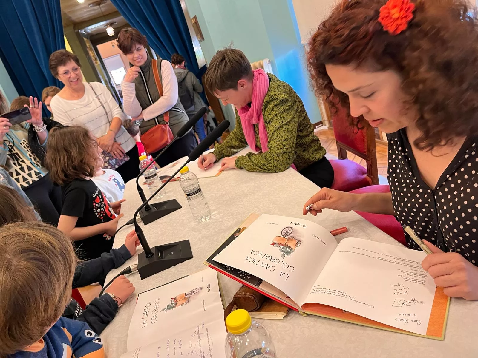 Sandra Araguás y Virginia Ogalla firman ejemplares de 'La cartica coloradica'. Foto Mercedes Manterola