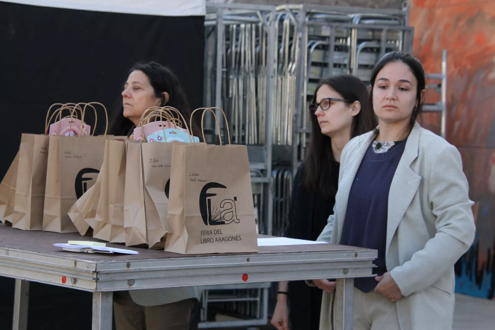 Entrega de menciones y obsequios escolares. Foto Carlos Neofato