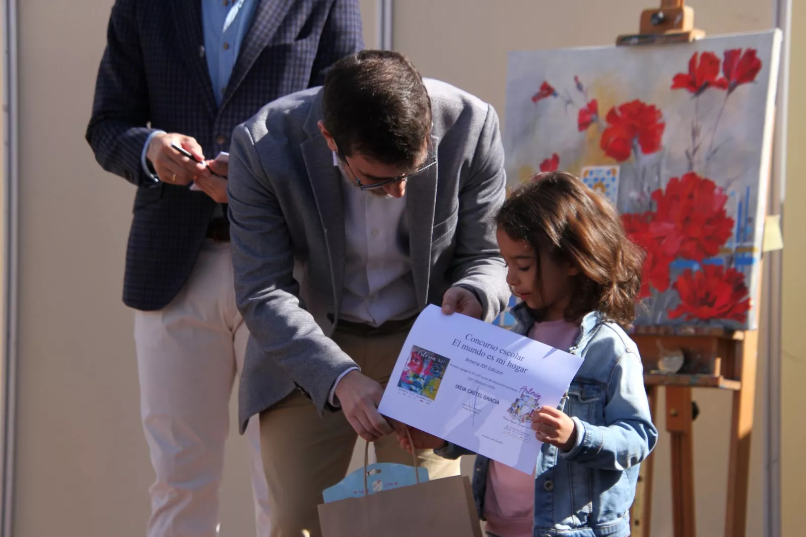 Entrega de menciones y obsequios escolares. Foto Carlos Neofato