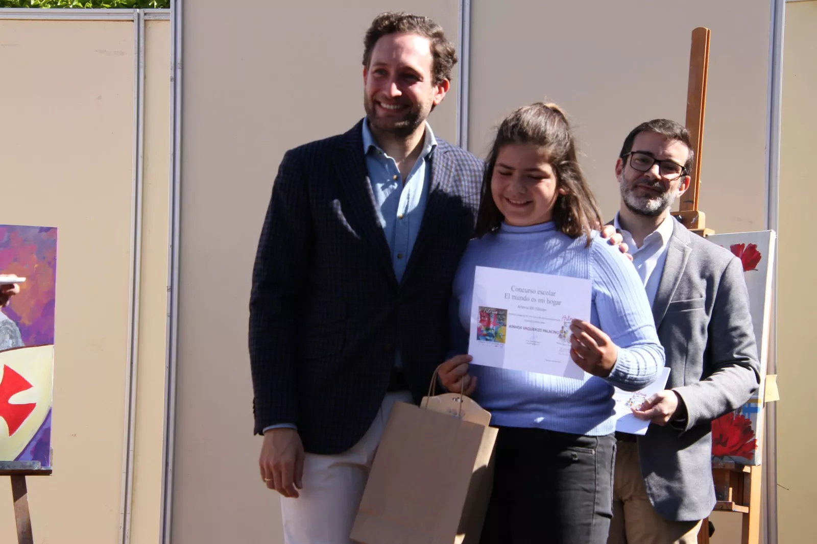 Entrega de menciones y obsequios escolares. Foto Carlos Neofato